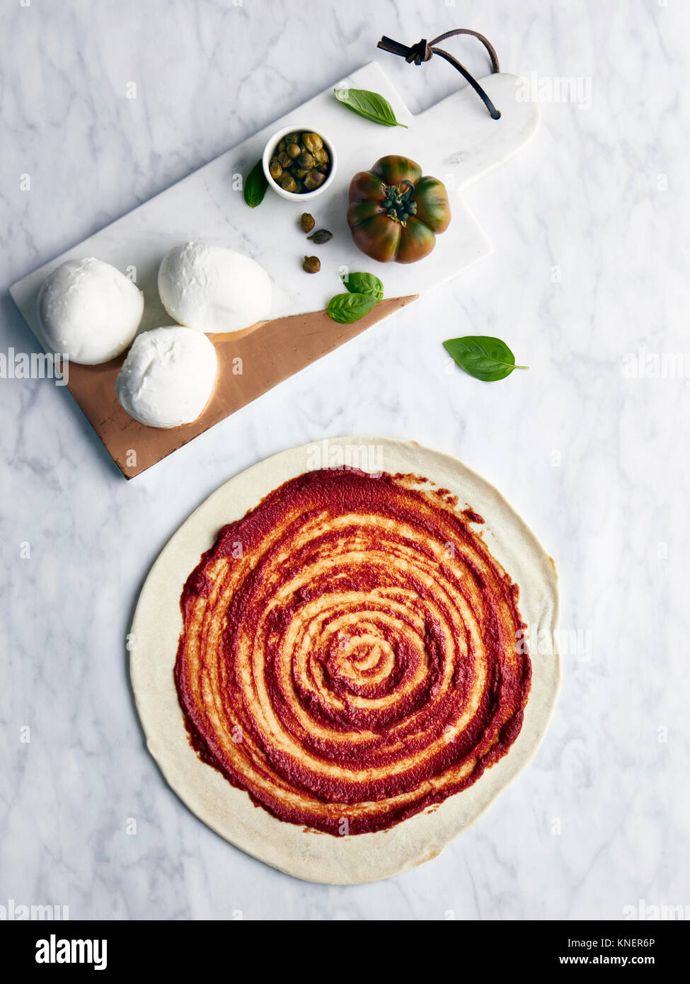 Base per pizza pizza con ingredienti sulla tavola di legno, vista aerea Foto Stock