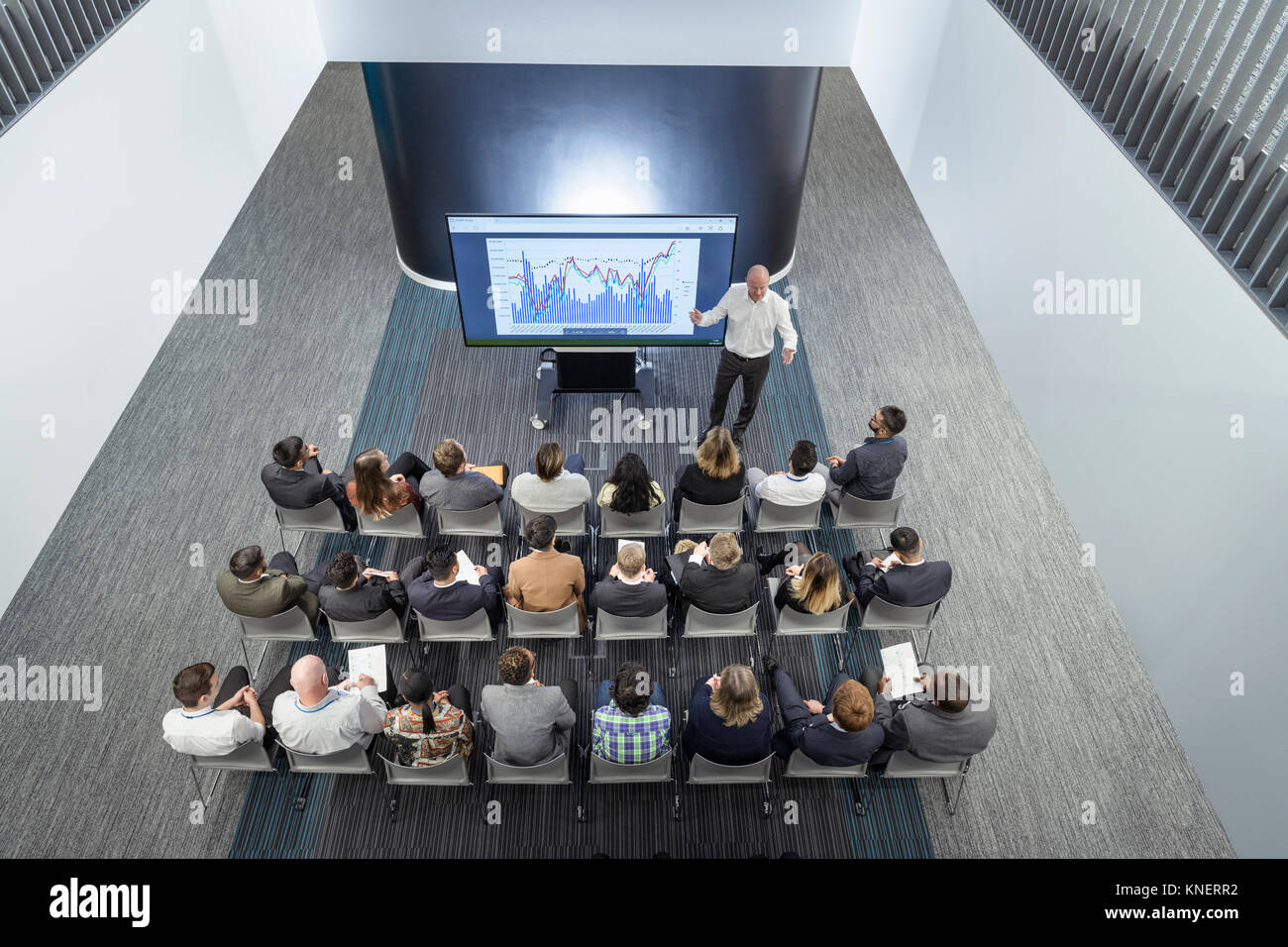 Istruttore di dare una lezione al pubblico in railway engineering facility Foto Stock