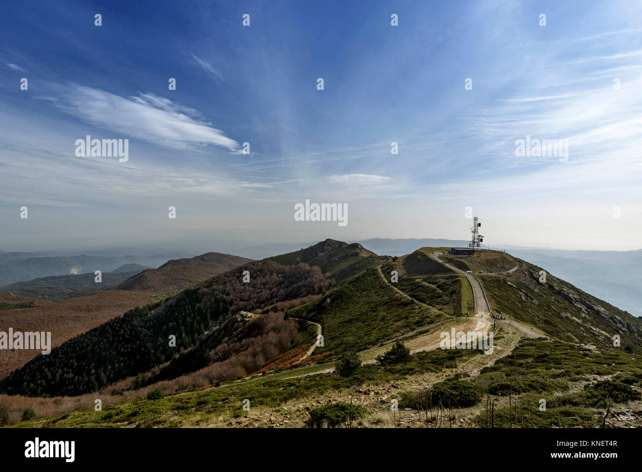 Torre Telecom sulla sommità del Turo de l'montagna di casa, Montseny, Catalogna, Spagna, Europa Foto Stock