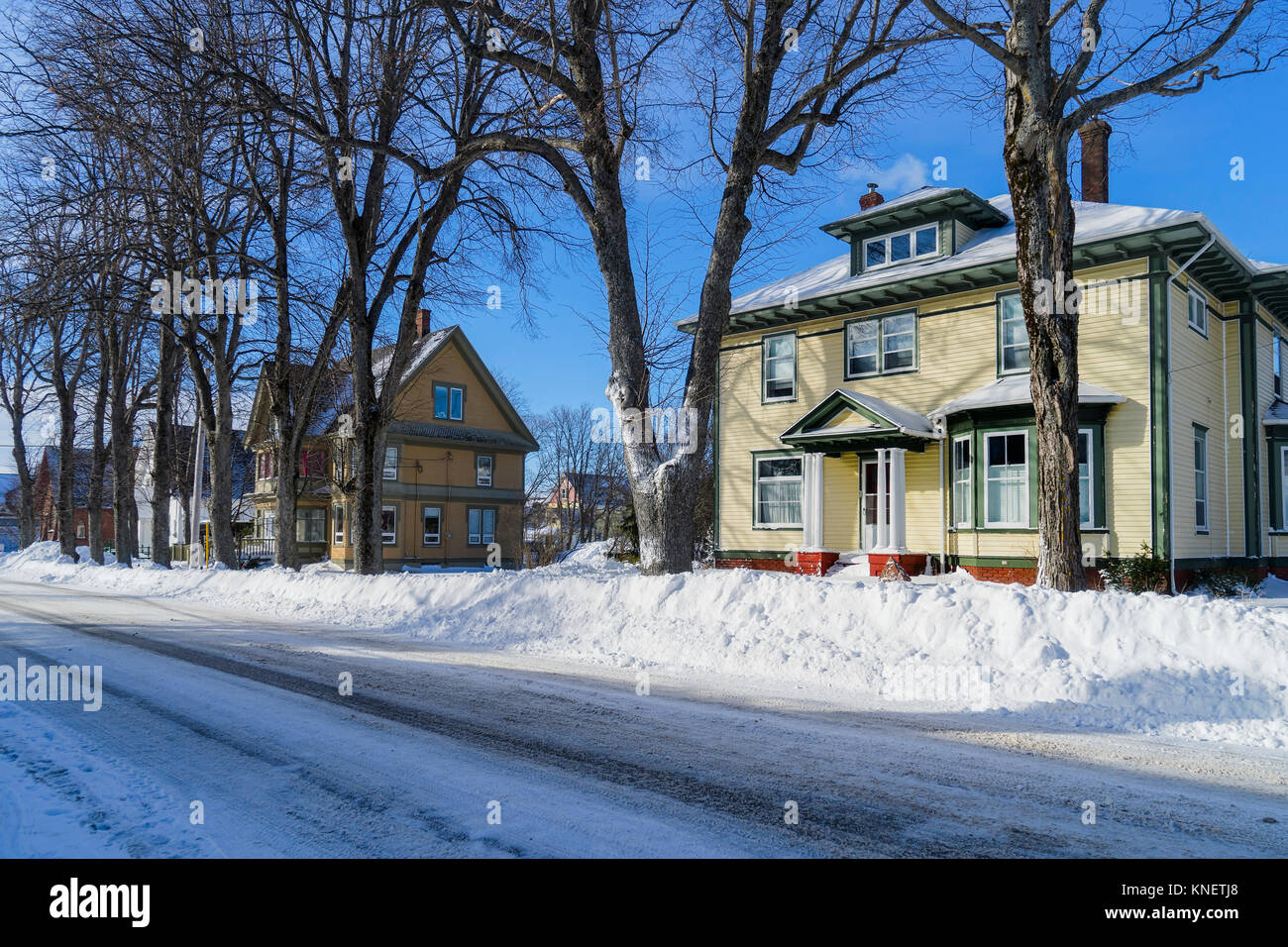 Vecchie case tradizionali in inverno in un North American quartiere. Foto Stock