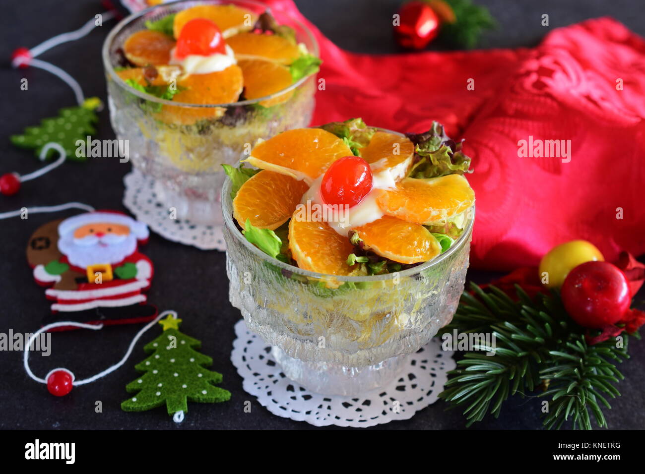 Insalata fresca con pollo, banana, formaggio, foglie di insalata, dressing di yogurt Foto Stock