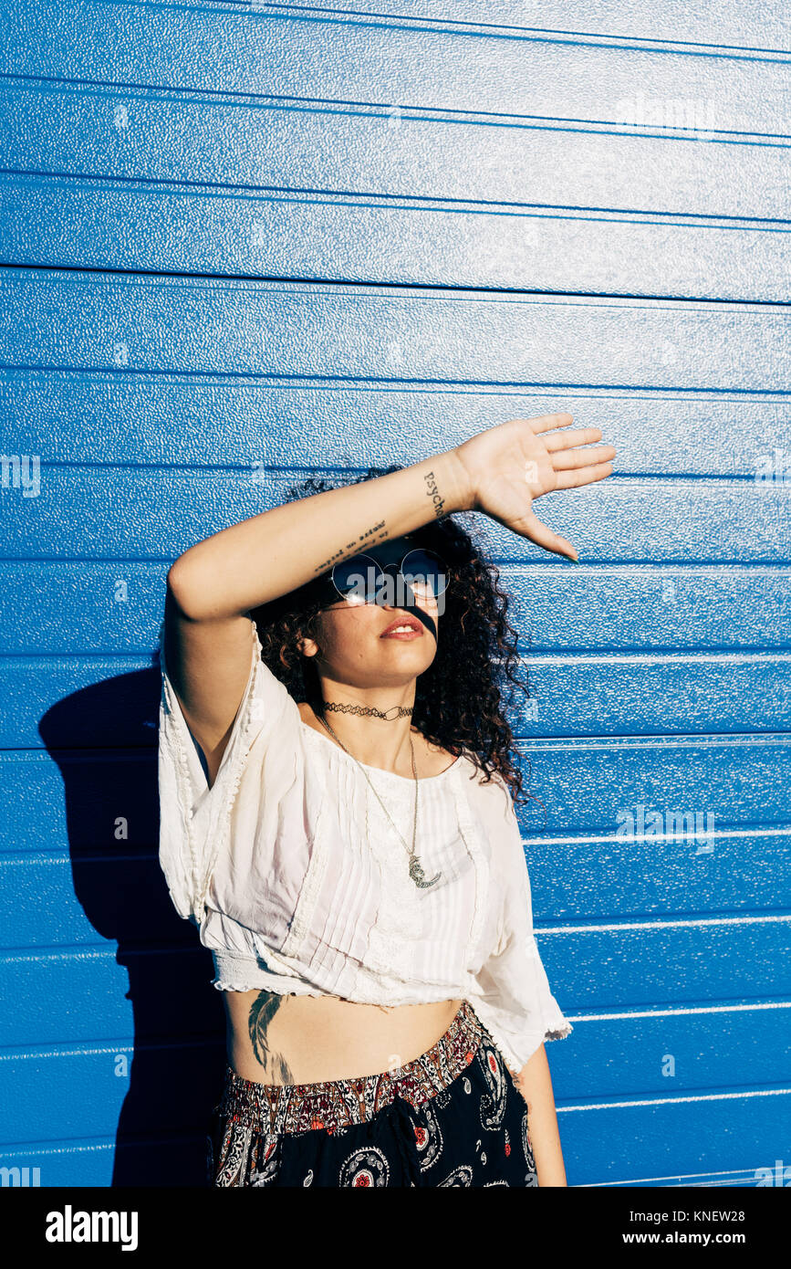 La donna gli occhi di schermatura dai riflessi del sole Foto Stock