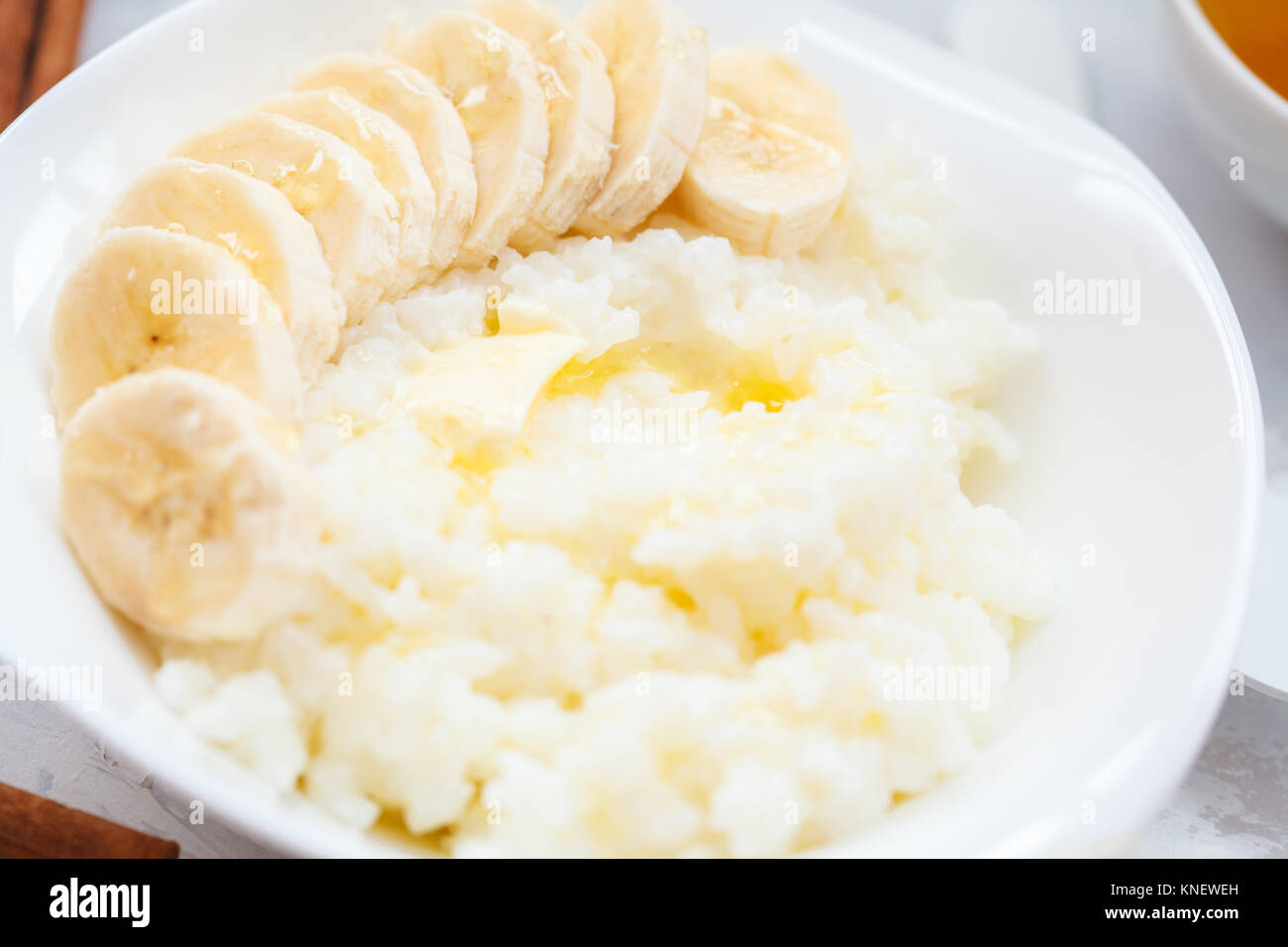 Farinata di Riso con burro, miele, banana e cannella. Colazione sana nozione di porridge. Foto Stock