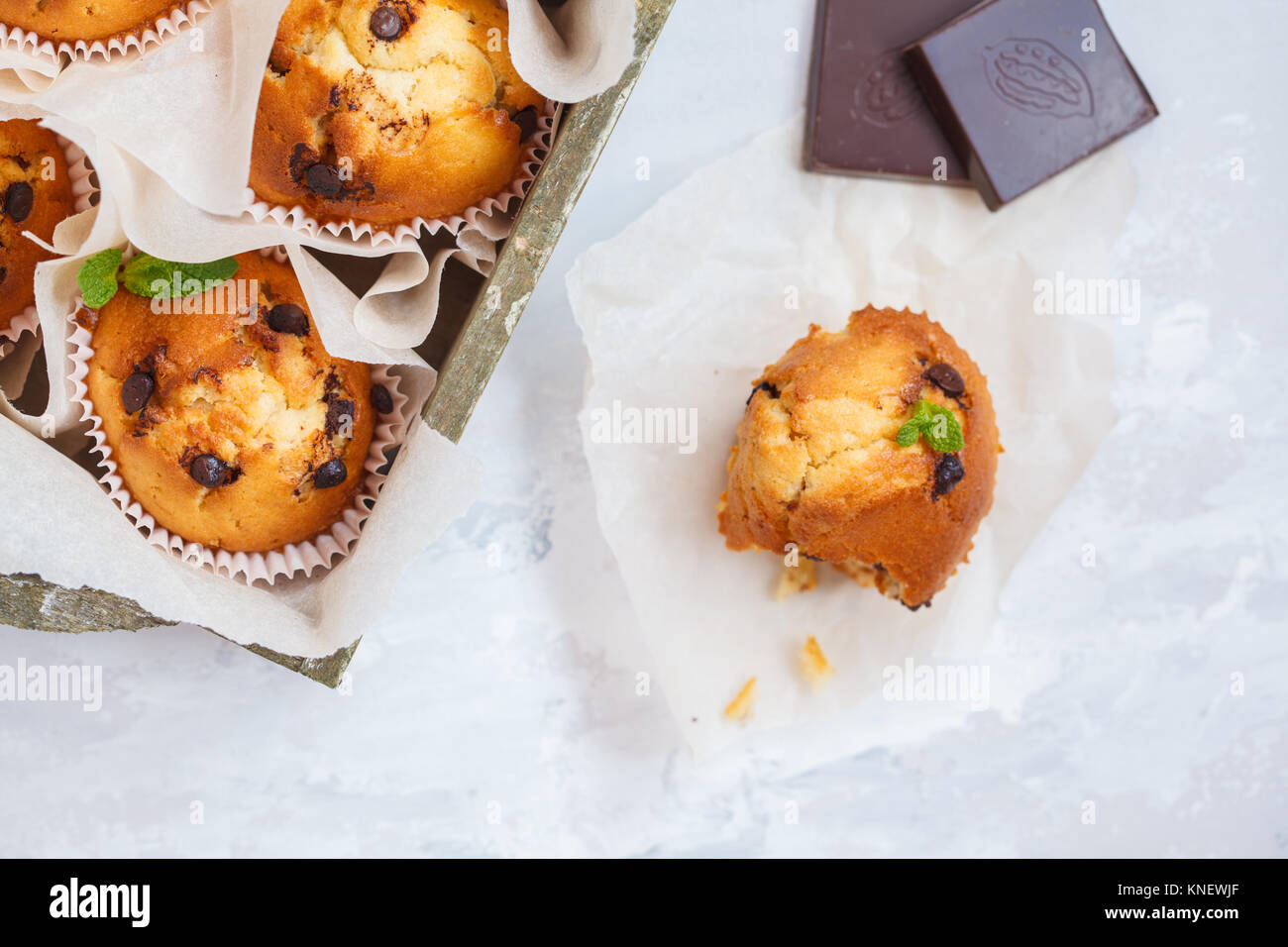 In casa i tortini di cioccolato in una scatola di legno. Foto Stock