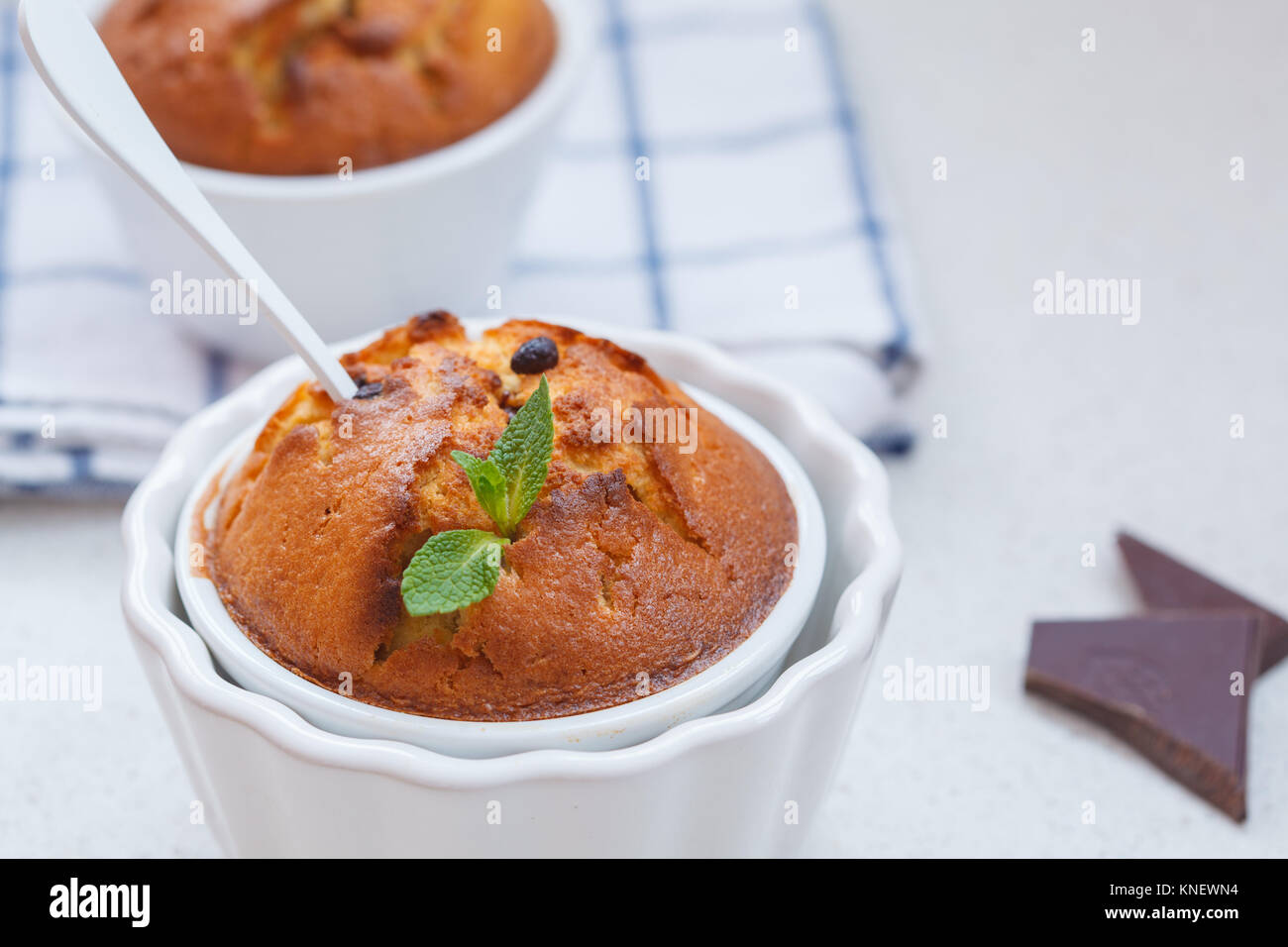 In casa i tortini di cioccolato in un bianco vaso in ceramica. Foto Stock