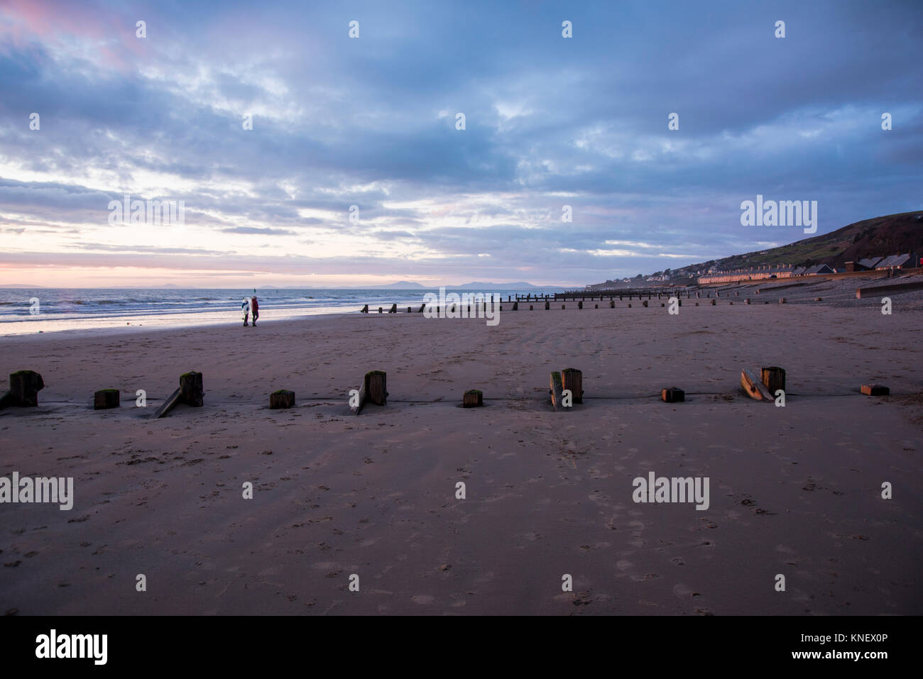 Sera calma sulla spiaggia a Blaenau Ffestiniog, Gwynedd, West Wales, Regno Unito. Foto Stock