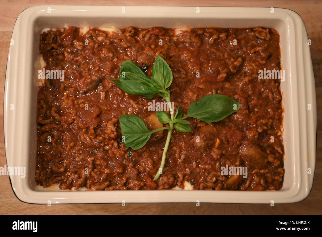 La cottura del cibo fotografia immagine di un piatto di carne italiana la pasta le lasagne con le foglie di basilico per una famiglia pasto serale o cena Foto Stock