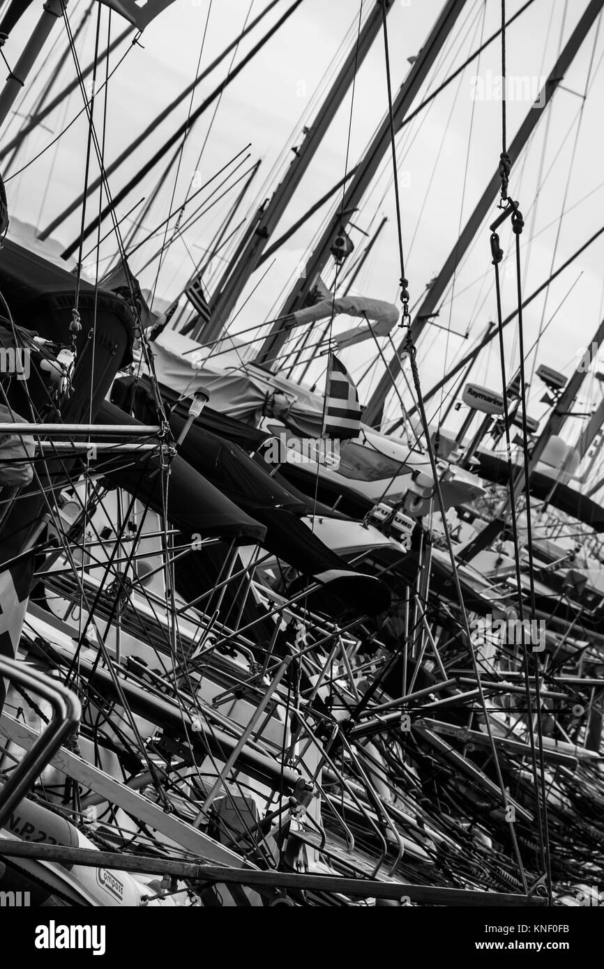 Bianco e nero composizione del congestionato montanti di yacht nel porto di Rodi. Foto Stock