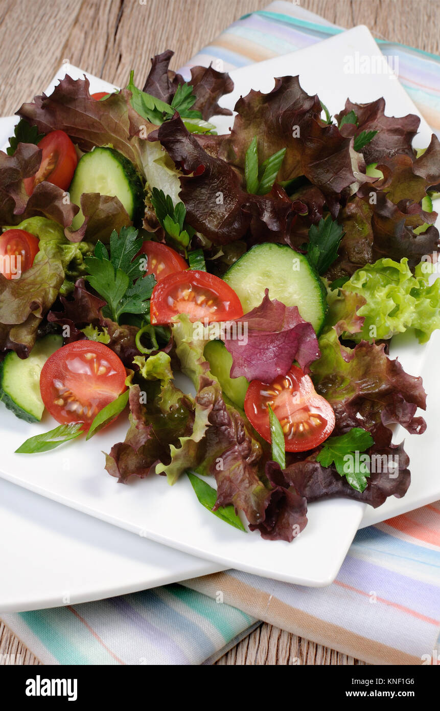 Luce insalata da foglie di lattuga con pomodori e cetrioli Foto Stock Luce insalata da foglie di lattuga con pomodori e cetrioli Foto Stock