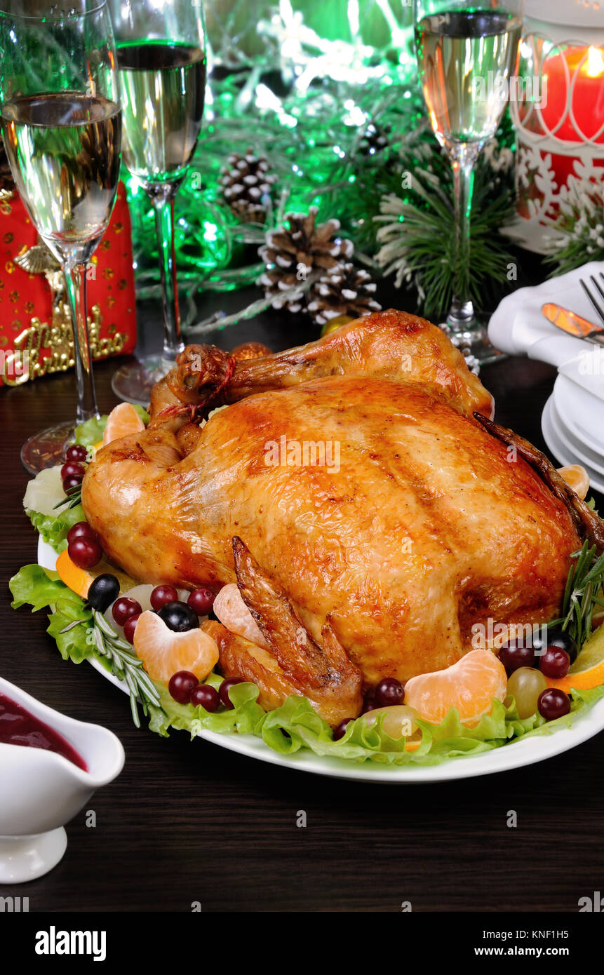 Delicato il pollo al forno con una crosta di appetitosi con un agrume guarnire sulla tavola del Natale Foto Stock