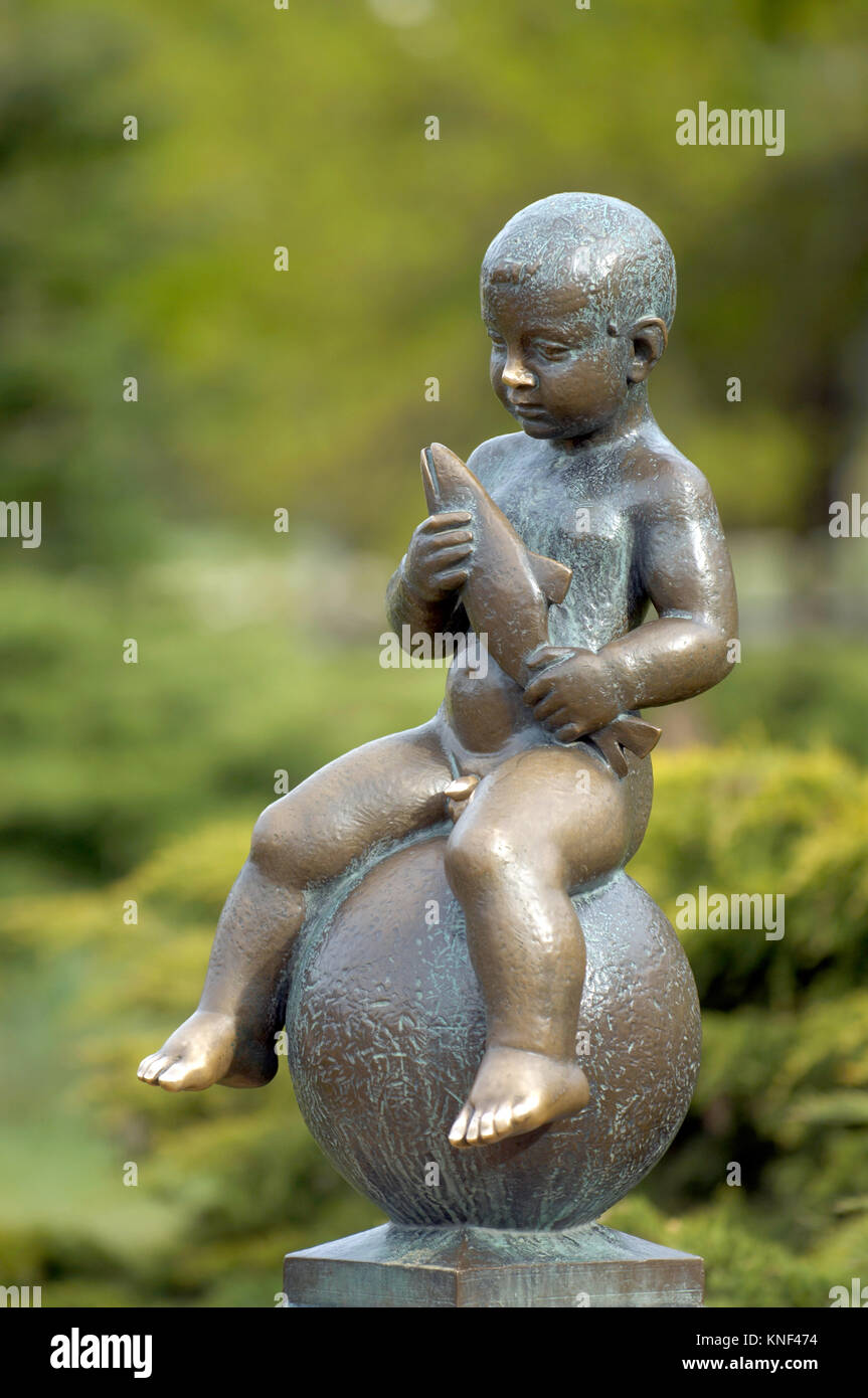 Tschechien, Böhmen, Franzensbad, die Bronzestatue Frantisek. Der kleine Franz, simbolo der Fruchtbarkeit, der angeblich Frauen den erfüllt Kinderwunsch Foto Stock