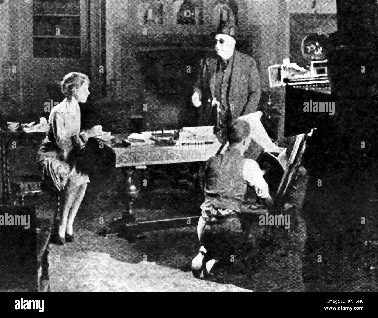 Una scena a Elstree film studios, in Inghilterra negli anni quaranta - Richard Horatio Edgar Wallace, scrittore e sceneggiatore , (in occhiali scuri dirigere un film. Foto Stock Una scena a Elstree film studios, in Inghilterra negli anni quaranta - Richard Horatio Edgar Wallace, scrittore e sceneggiatore , (in occhiali scuri dirigere un film. Foto Stock