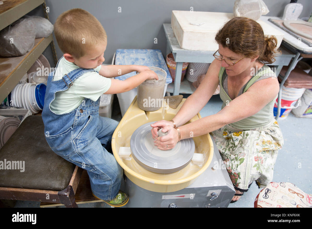 La madre e il figlio lavora con argilla Foto Stock