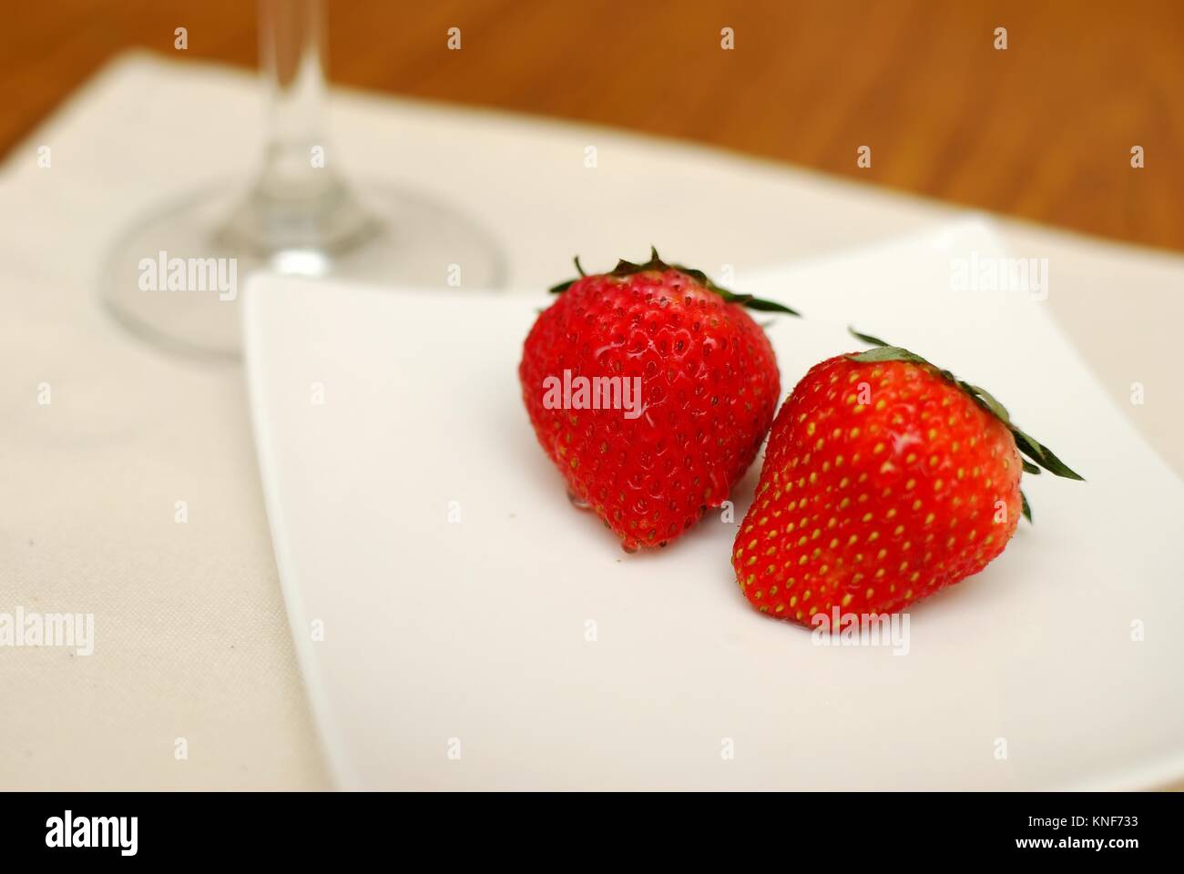 Rosso fragole per uno stile di vita sano. Adatto per concetti come alimenti e bevande, dolci e dessert, e della dieta e della nutrizione. Foto Stock