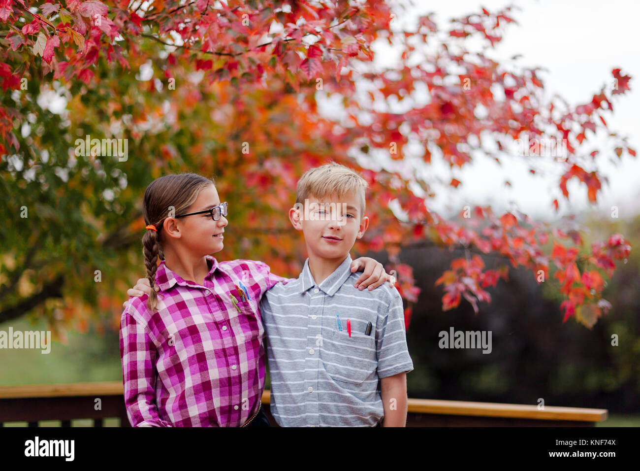 I fratelli con le braccia intorno a ogni altro vestito come nerds Foto Stock
