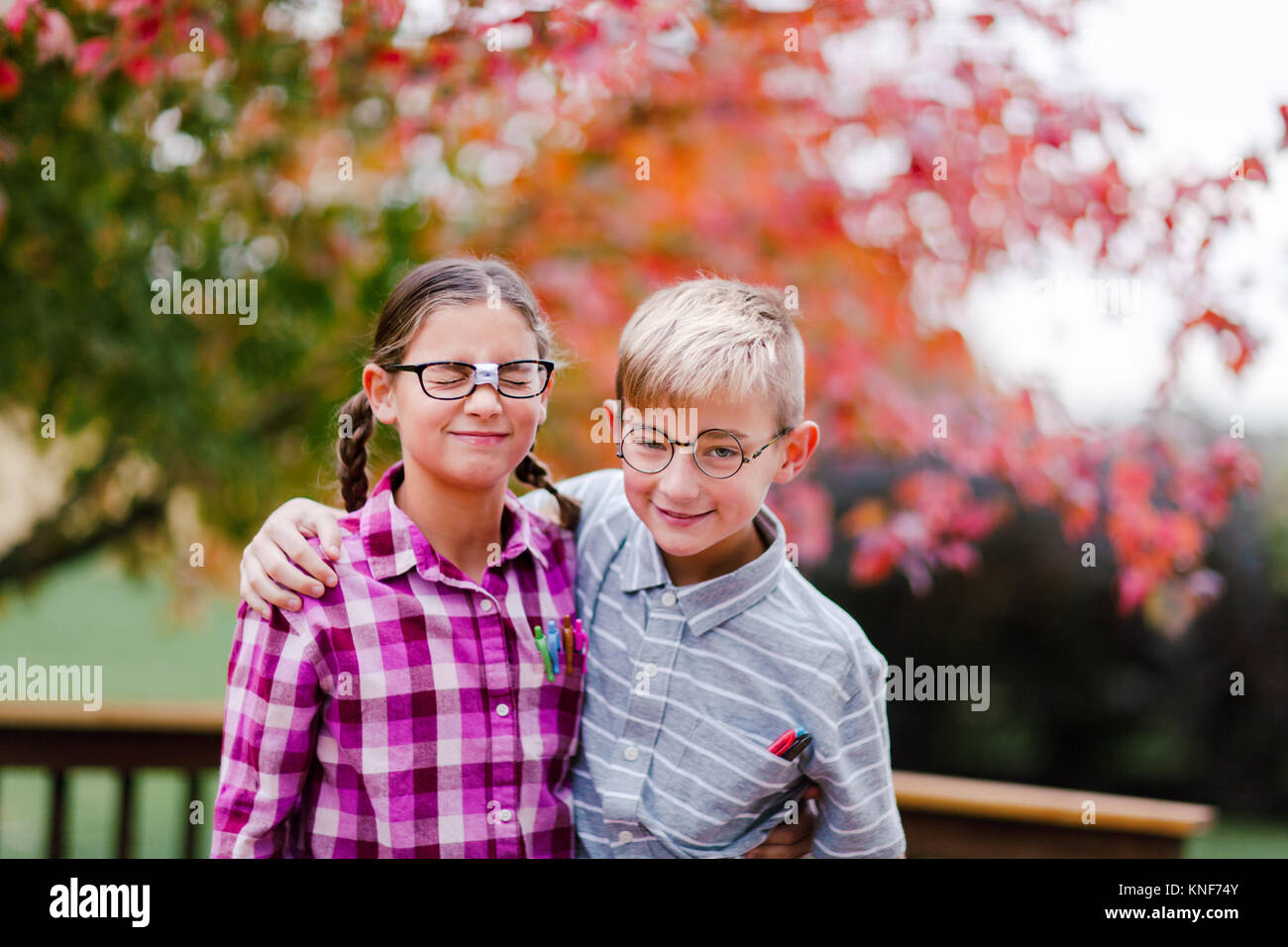 I fratelli con le braccia intorno a ogni altro vestito come nerds Foto Stock