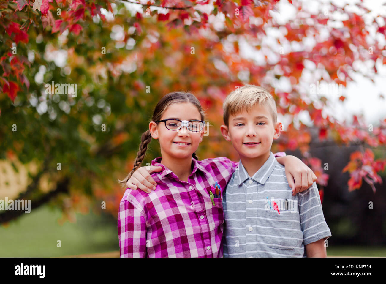 I fratelli con le braccia intorno a ogni altro vestito come nerd Foto Stock