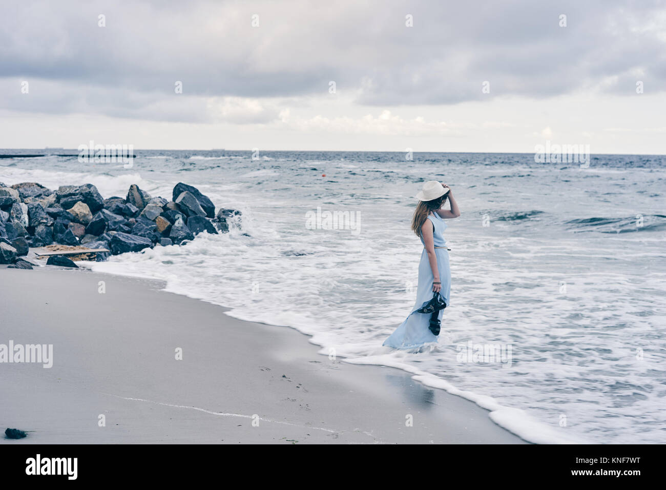 Giovane donna in piedi sulla spiaggia, Odessa, Oblast di Odessa, Ucraina, Europa Foto Stock