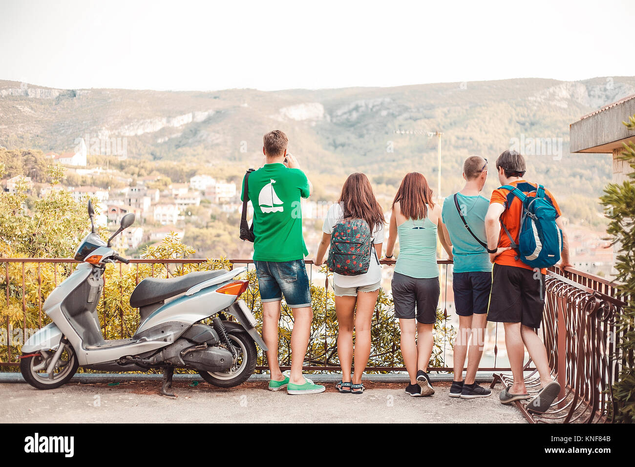 I turisti sulla piattaforma di osservazione sopra la città, Koralat, Zagrebacka, Croazia Foto Stock