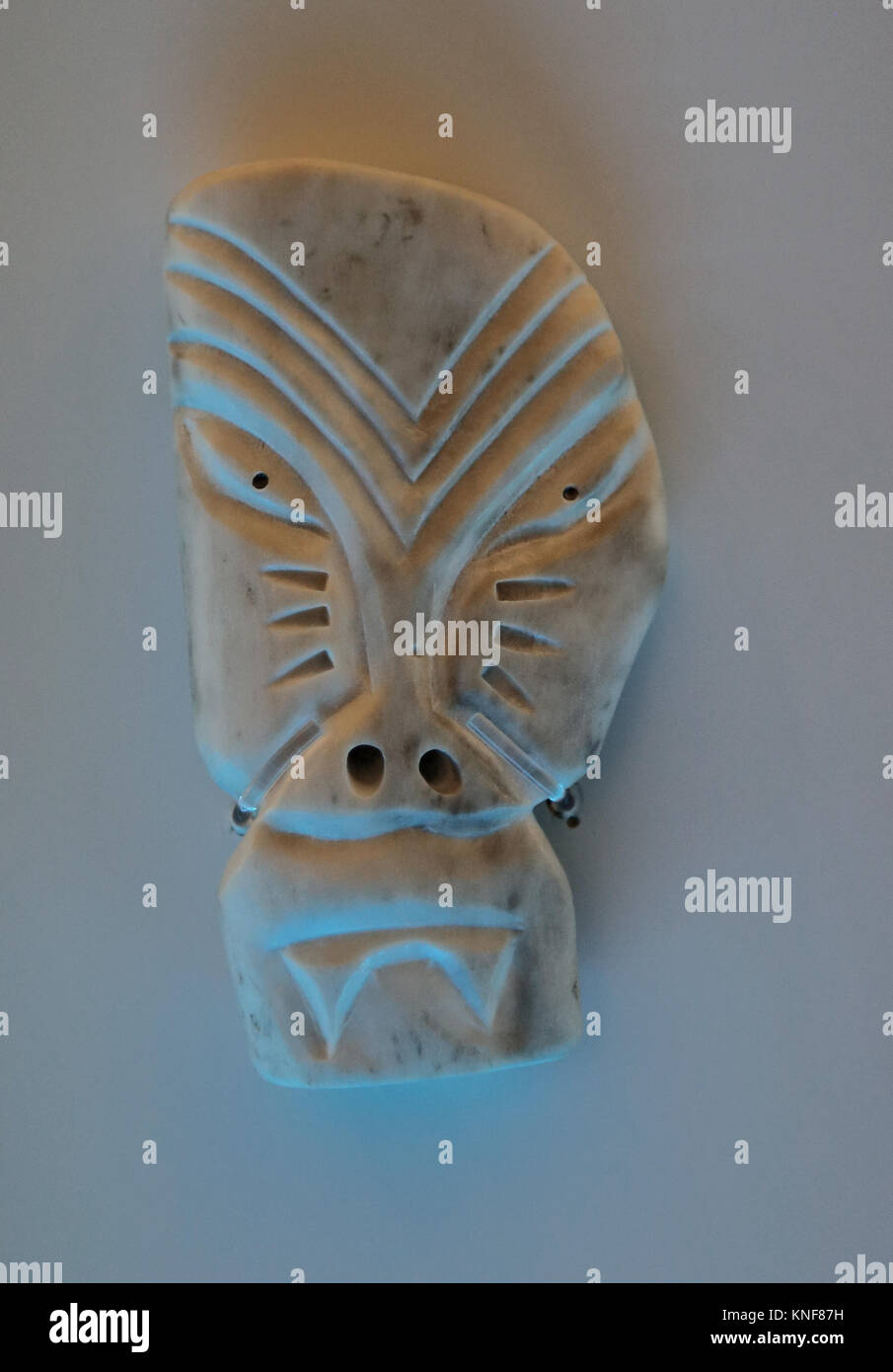 Inuit. Qiperuagq, la scultura di una faccia di uno sciamano. Caribou avvisatore acustico. Shamabic religione. In Canada. Museo di Cutures del mondo. Barcellona. Spagna Foto Stock