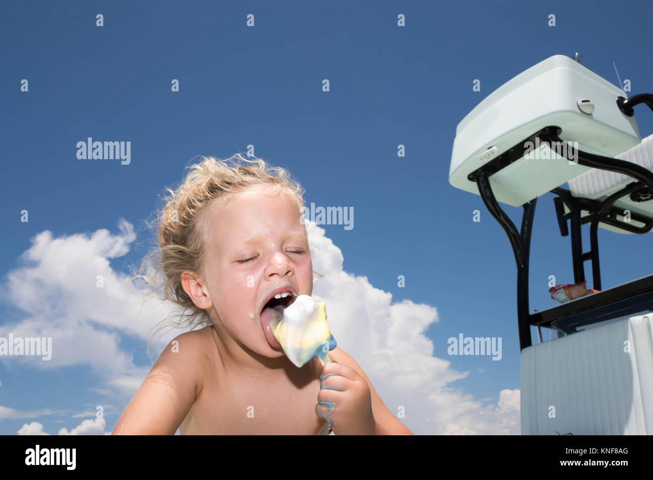 Il Toddler godendo di gelati in breeze Foto Stock
