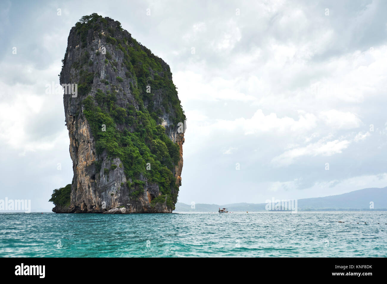 Formazione di roccia sporgente dal mare, il Phuket, Thailandia, Asia Foto Stock