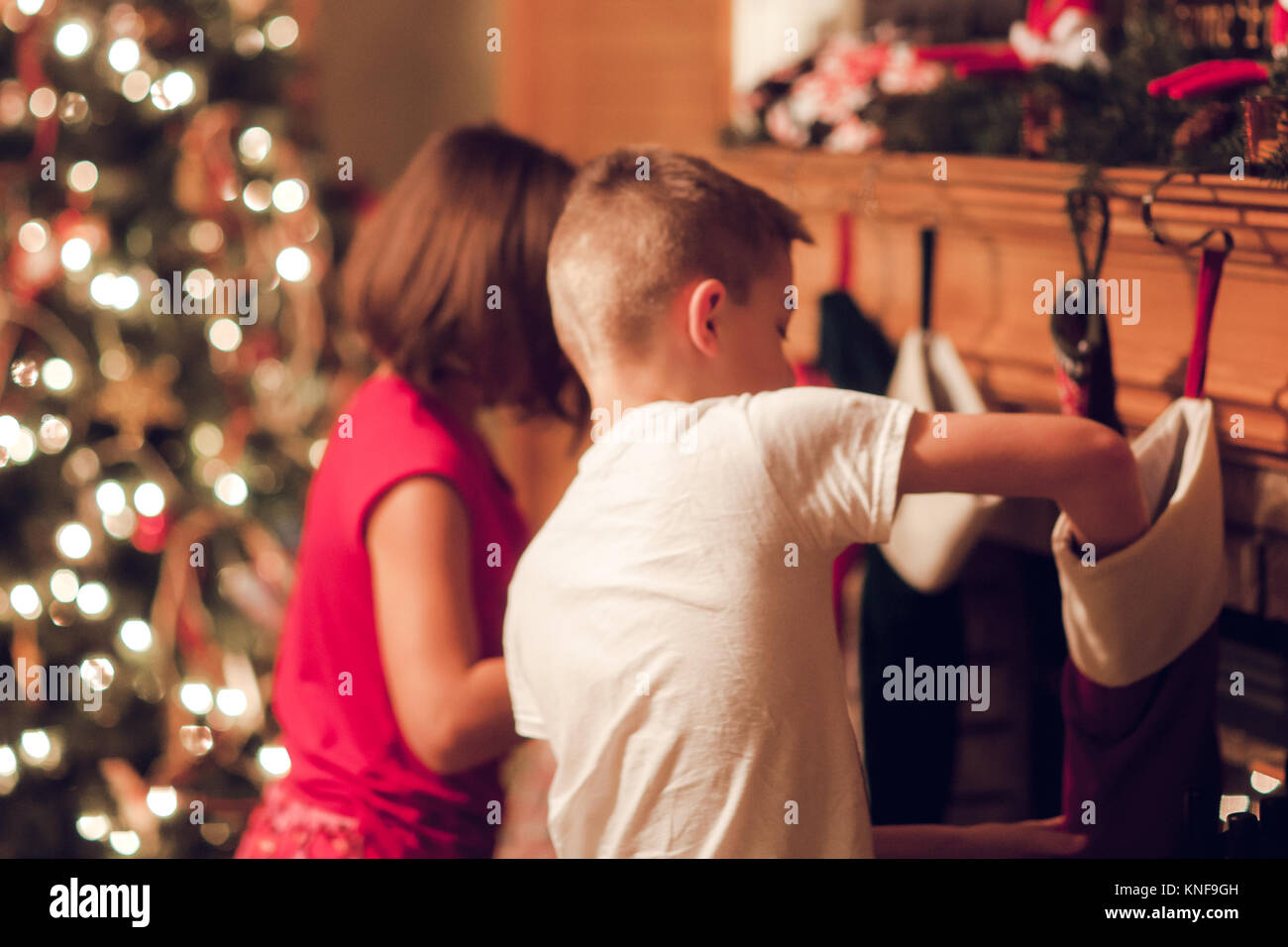 Fratello e Sorella ricerca calza il giorno di Natale Foto Stock
