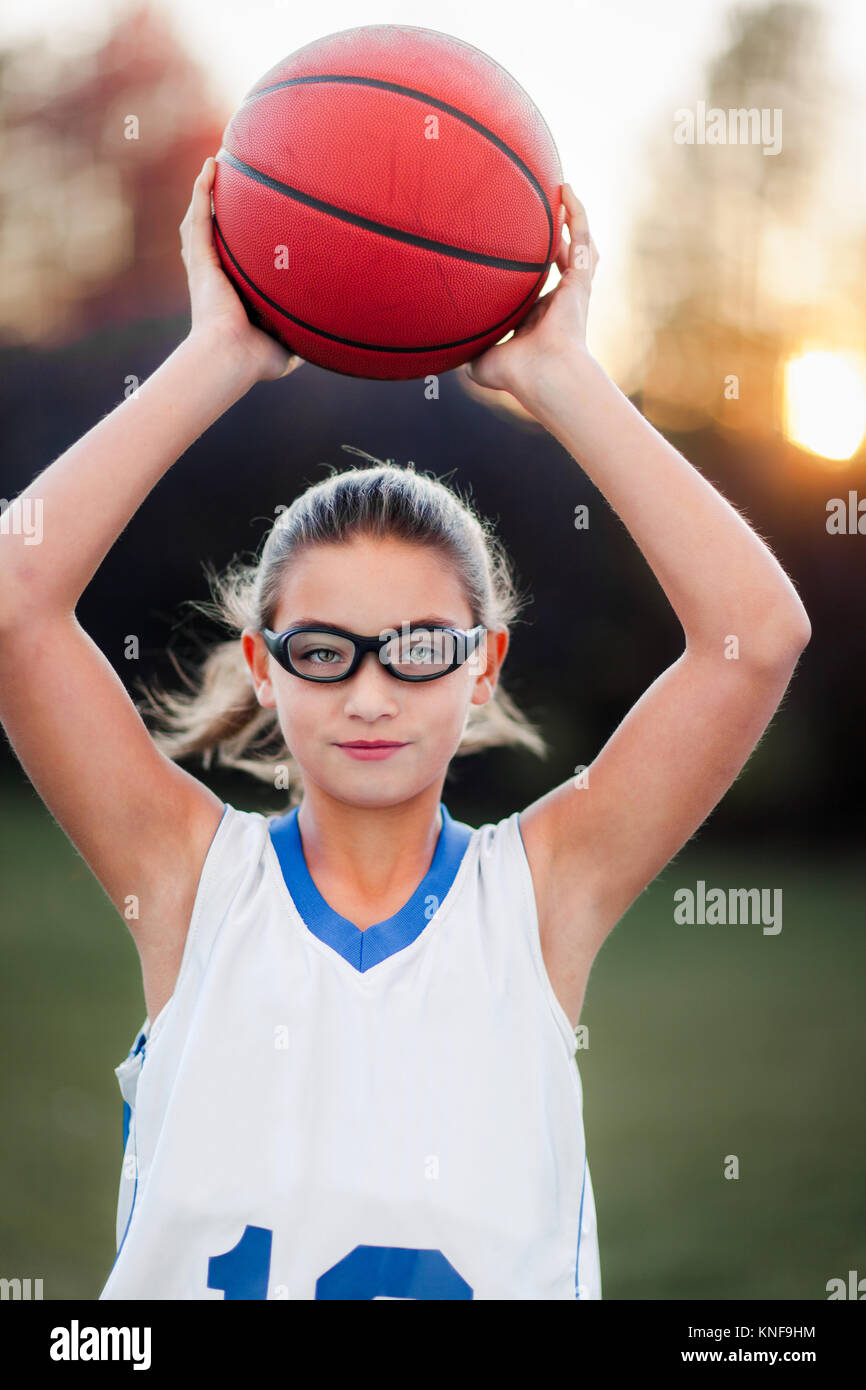Ritratto di una ragazza che indossa gli occhiali sportivi Pallacanestro di contenimento Foto Stock