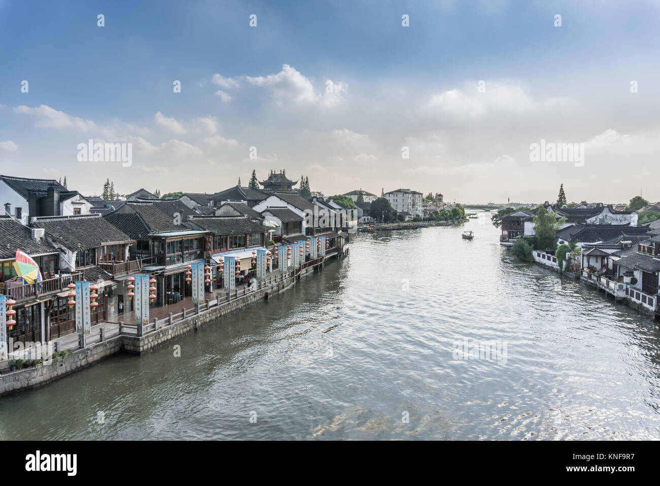 Per via navigabile con tradizionali edifici sul lungomare e ristoranti, Shanghai, Cina Foto Stock