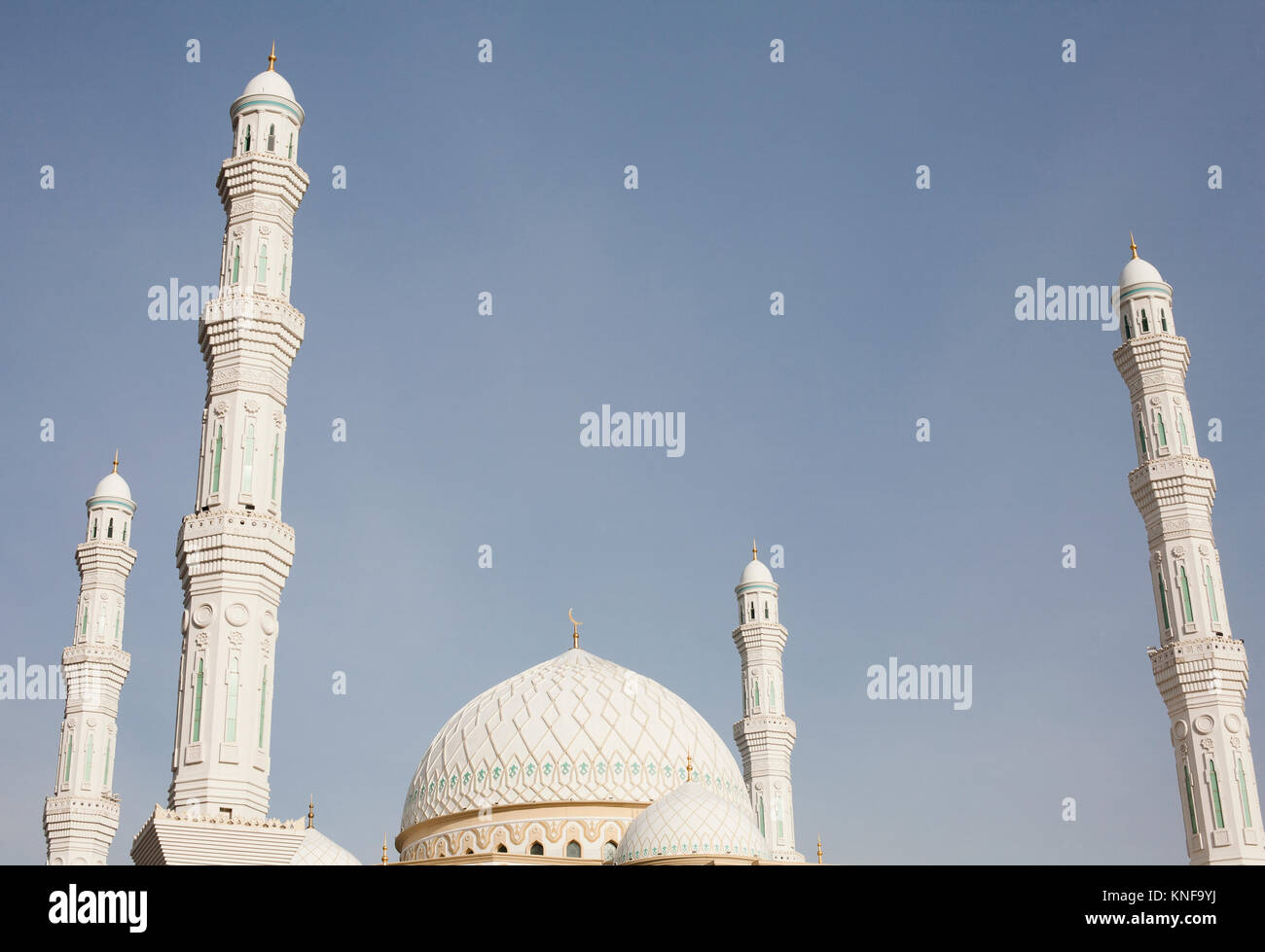 Le cupole e i pilastri di Hazret la Moschea del Sultano, Astana, Kazakistan, Asia Foto Stock