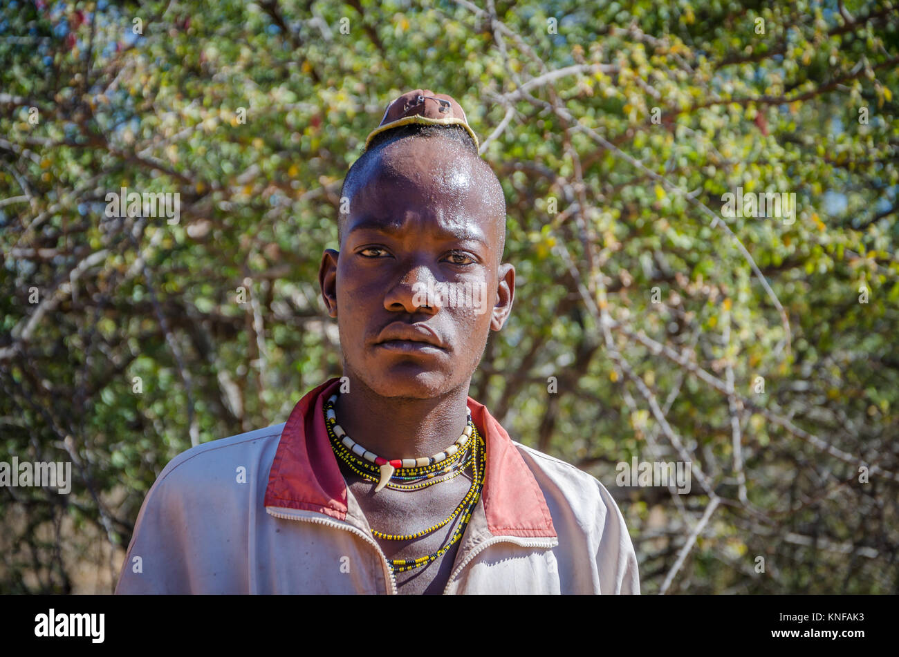 Ritratto di Mucawana o Muhacaona Tribe Uomo con bella colorata gioielli di perline e unica decorazione capelli Foto Stock