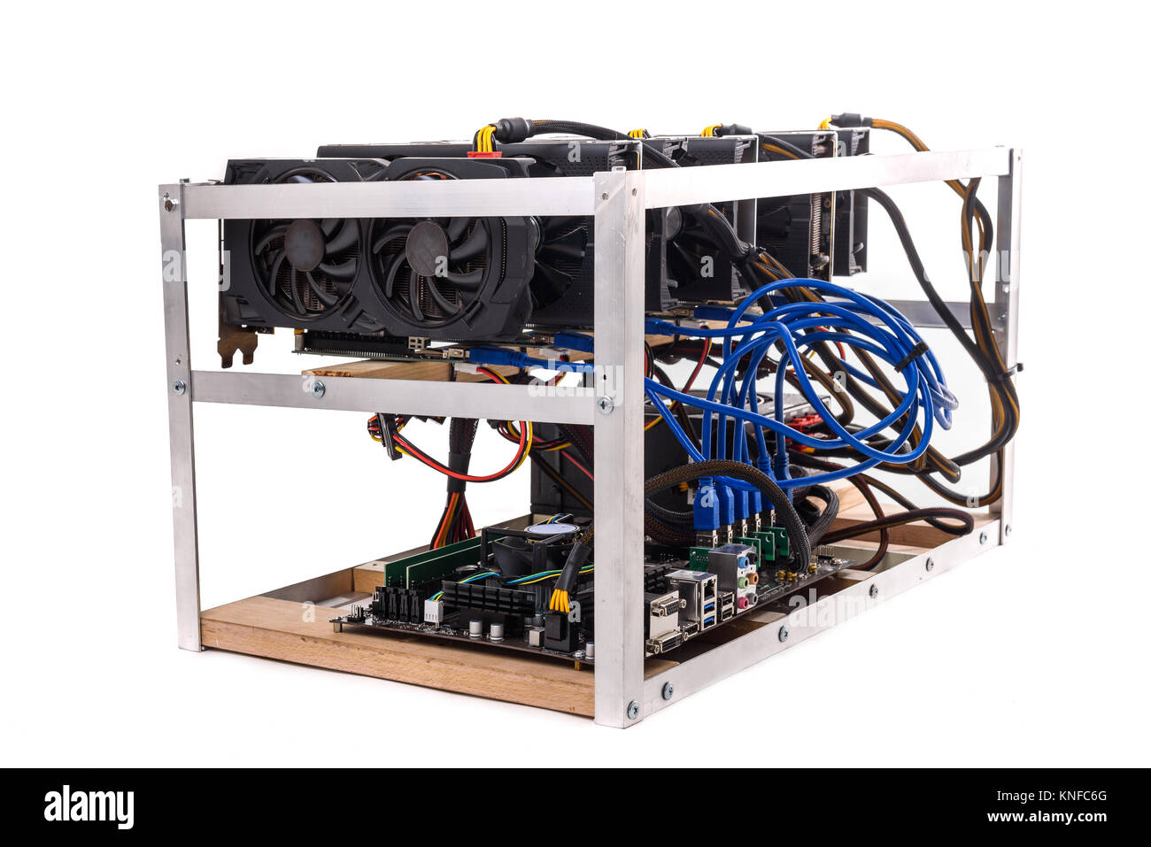 Cryptocurrency bitcoin ethereum altcoin scheda grafica miner mining rig. Fatto in casa valuta crypto attrezzature minerarie in una custodia di alluminio con scheda madre, Foto Stock