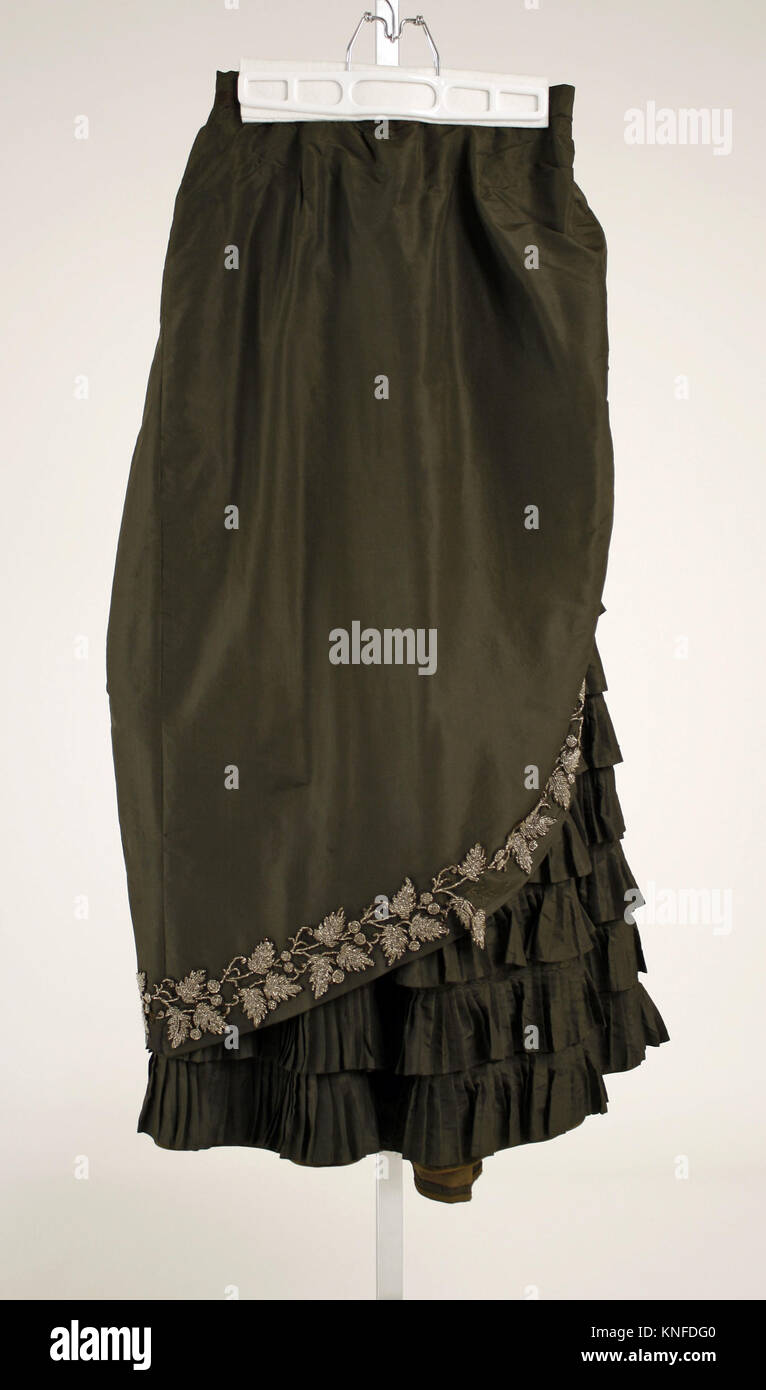 Questo vestito MET (CI46.18b F 107010) è raffigurato in illustrazione e fotografia, che rappresenta la moda storica e il design di abiti d'epoca. Foto Stock