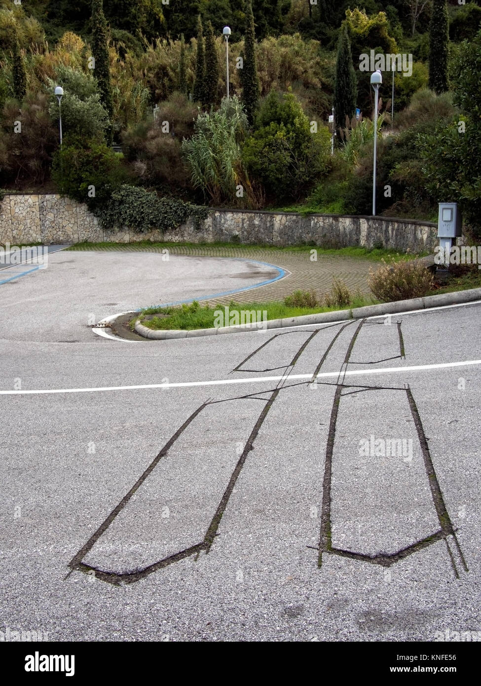 Nuova fotocamera velocità. Linee di incisione in superficie asfaltata. Ampia vista con parcheggio auto. Lerici, Italia. Foto Stock