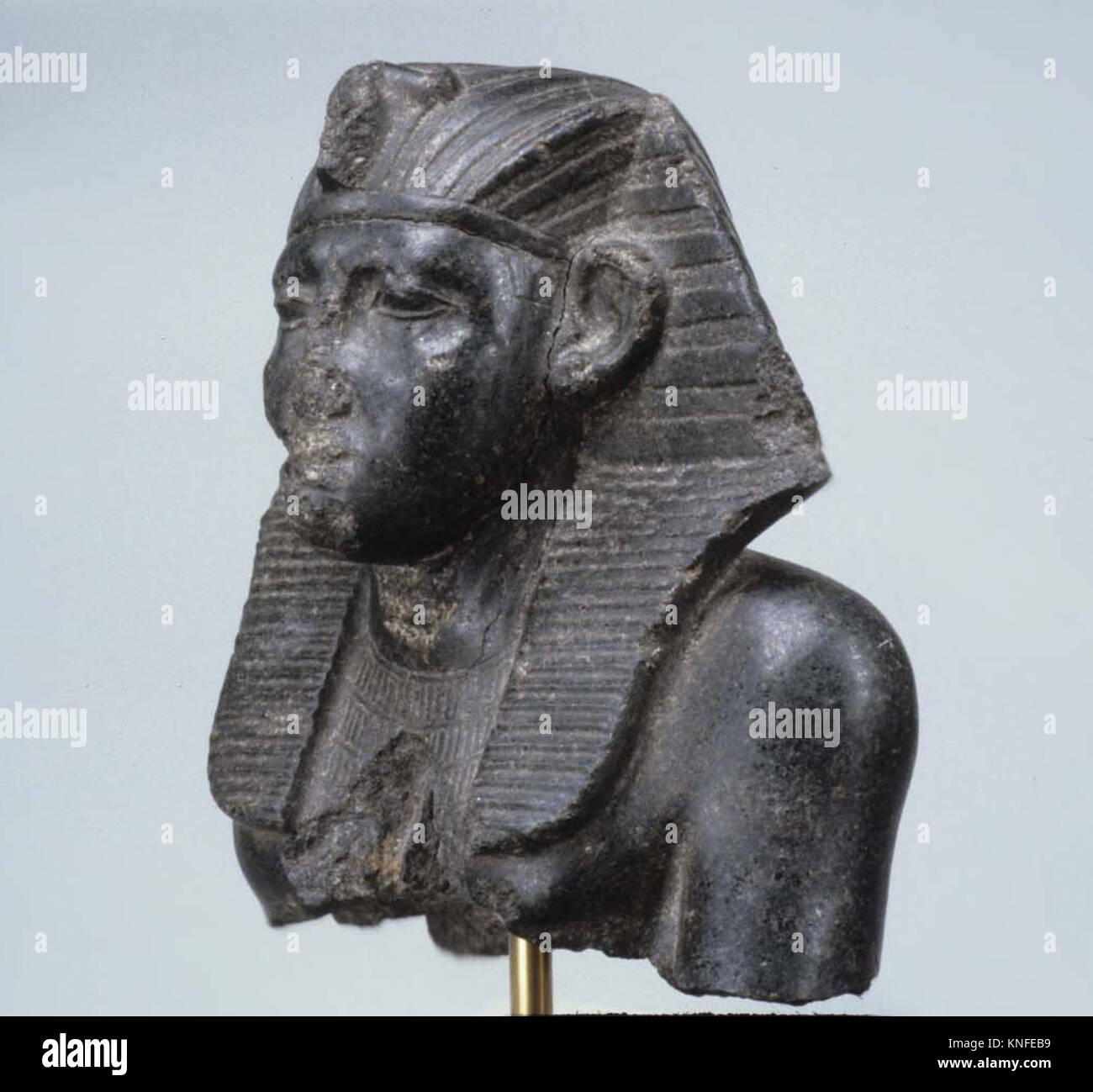 Questo busto raffigura il re Amenemhat III del Medio Regno d'Egitto, illustrando ritratti reali, arte, architettura e governo storico. Foto Stock