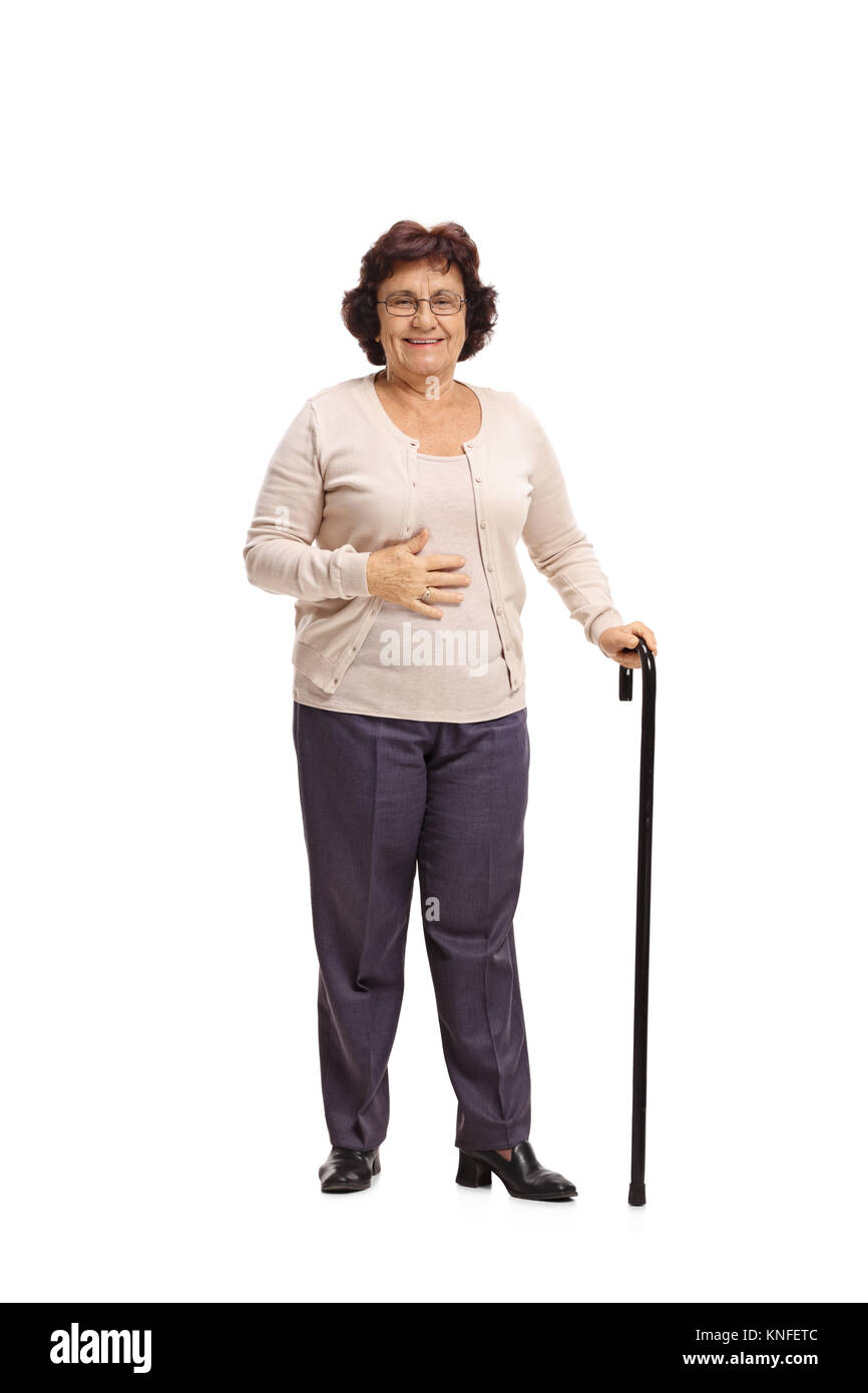 A piena lunghezza Ritratto di una donna anziana con un bastone da passeggio isolati su sfondo bianco Foto Stock