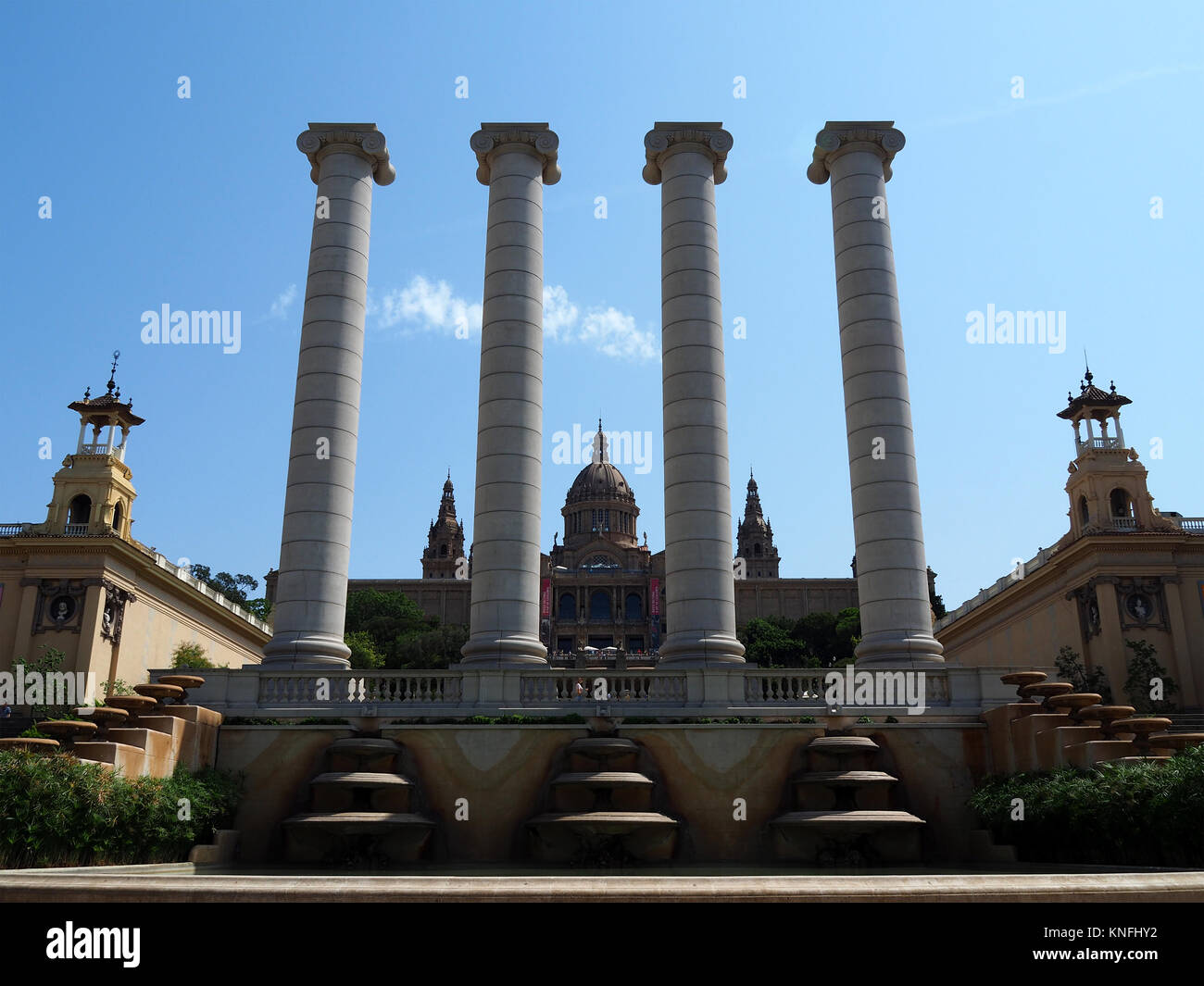 Vista delle quattro colonne a Montjuic - Barcelona, Spagna. Costruito originariamente nel 1919, furono distrutti nel 1928 e ricostruito nel 2010. Foto Stock