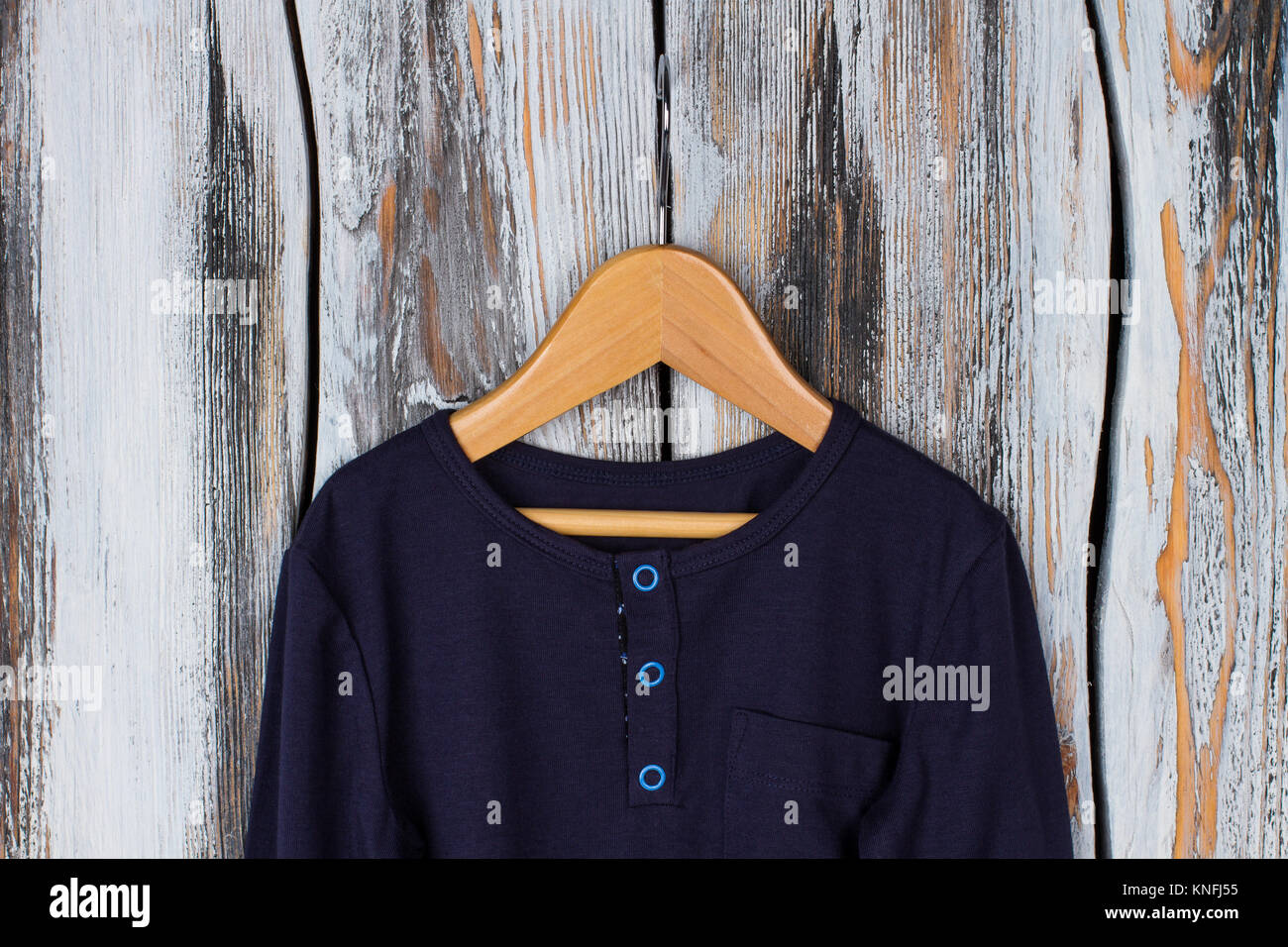 Navy top con pulsanti blu Foto Stock