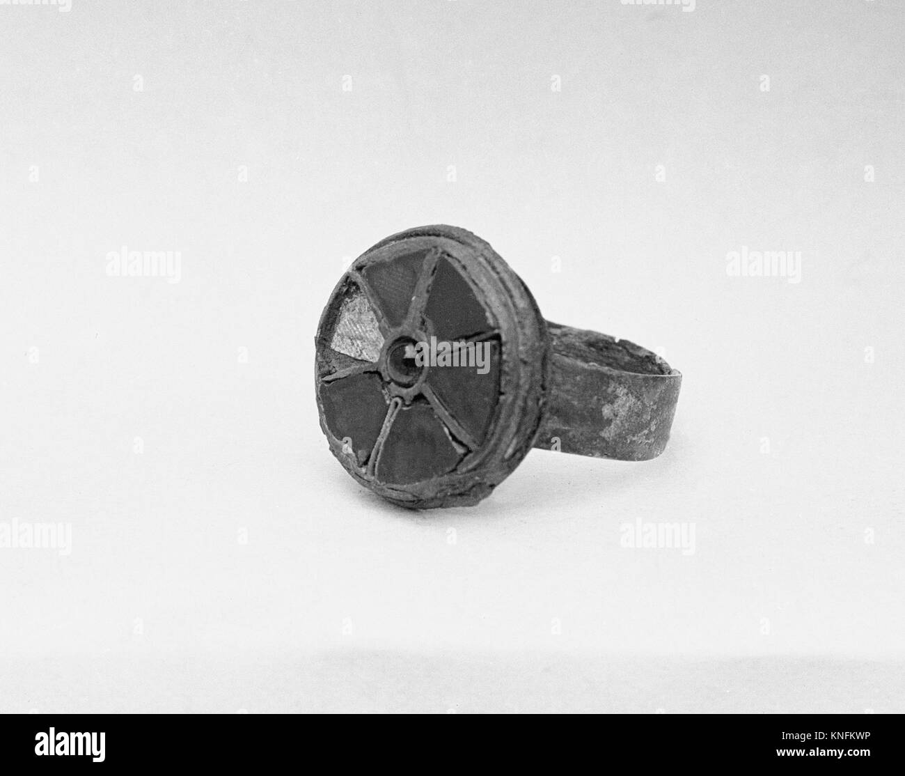 Questo anello franco del vi secolo è realizzato in argento con intarsi in oro e pasta di vetro, che mostrano l'artigianato e l'arte decorativa del primo periodo medievale. Foto Stock