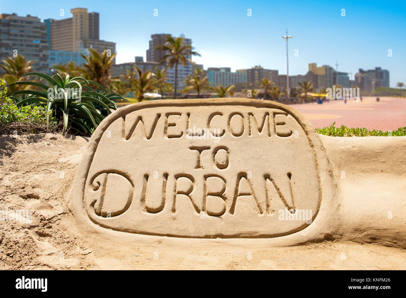 Benvenuto a Durban la scultura di sabbia con skyline di Durban waterside in background Foto Stock