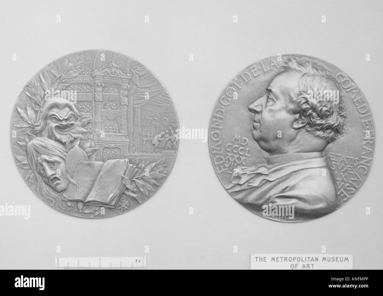 Questa medaglia di bronzo del 1887 di Jules-Clément Cappellano rende omaggio all'attore francese Jules Edmond Got, parte della collezione MET, caratterizzato da una lavorazione artigianale dettagliata. Foto Stock