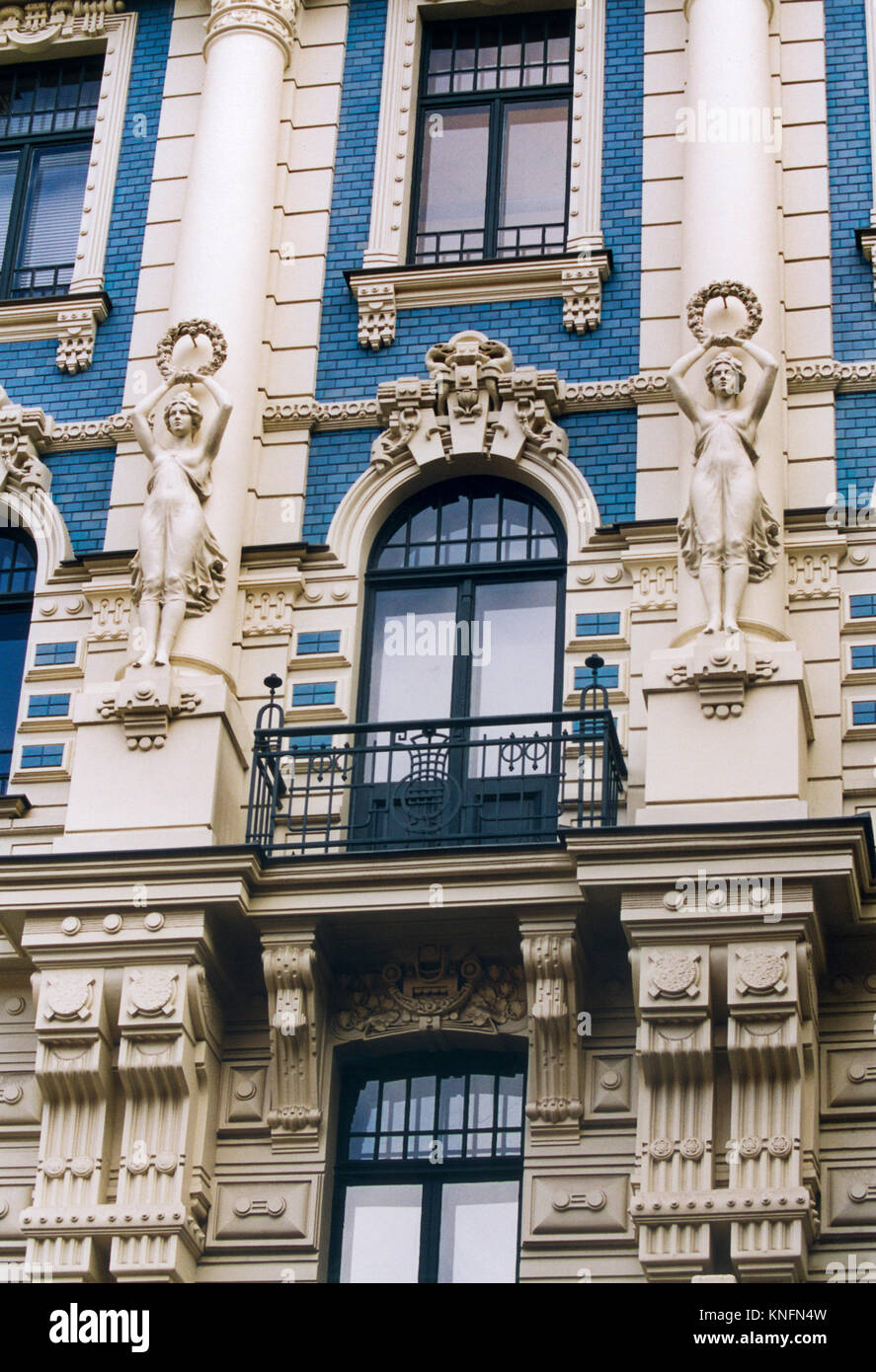 Restaurato di facciate in Art Deco alla costruzione di Riga, Lettonia Foto Stock