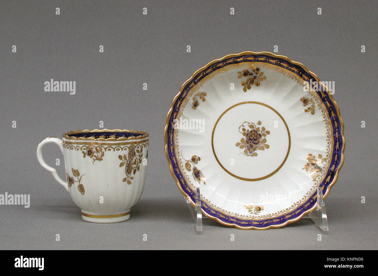 Cup incontrato SF94 4 27ab fabbrica 187669: Caughley Fabbrica, British, ca. 1772?1799, piattino ca. 1790, Soffice pasta di porcellana, Diam. 5 1/2 in. (14,0 cm). Il Metropolitan Museum of Art di New York. Dono di Henry G. Marquand, 1894 (94.4.27b) Foto Stock