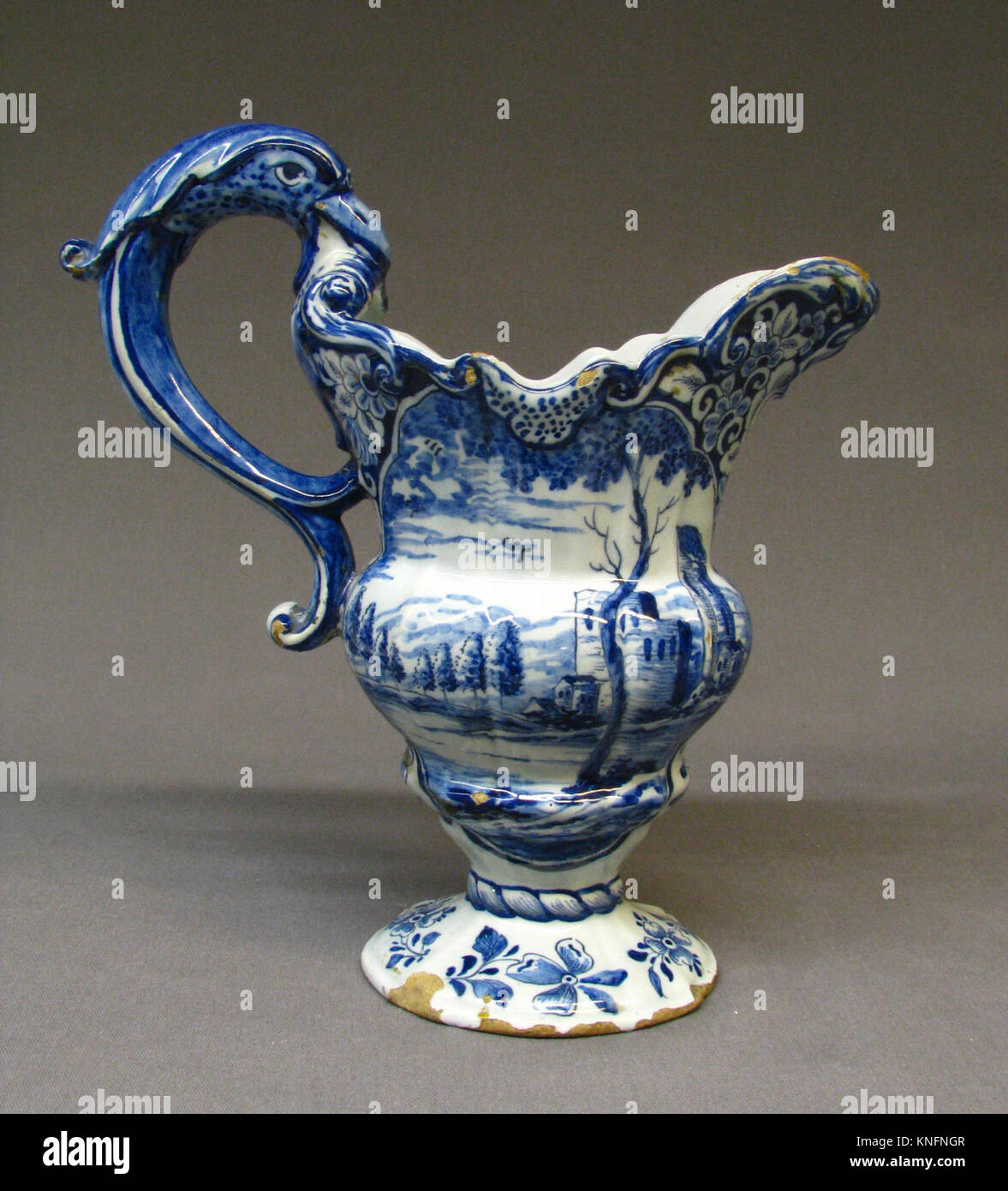 Ewer incontrato SF94 4 61 img1 187701 Olandese, Delft, Ewer, ca. 1710?60, stagno-terracotta invetriata, Altezza: 9 1/4 in. (23,5 cm). Il Metropolitan Museum of Art di New York. Dono di Henry G. Marquand, 1894 (94.4.61) Foto Stock