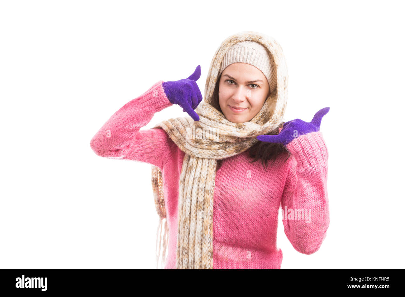 Donna che indossa inverno vestiti a maglia rendendo call me o telefono  gesto con entrambe le mani come persona di contatto concept Foto stock -  Alamy