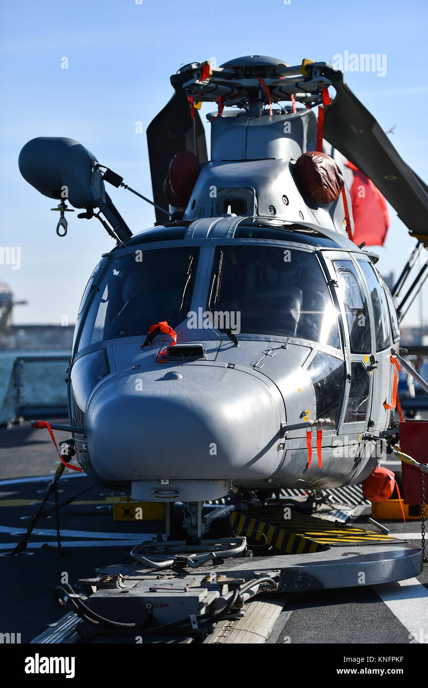 Elicottero parcheggiato su una piattaforma di una fregata di guerra Foto Stock