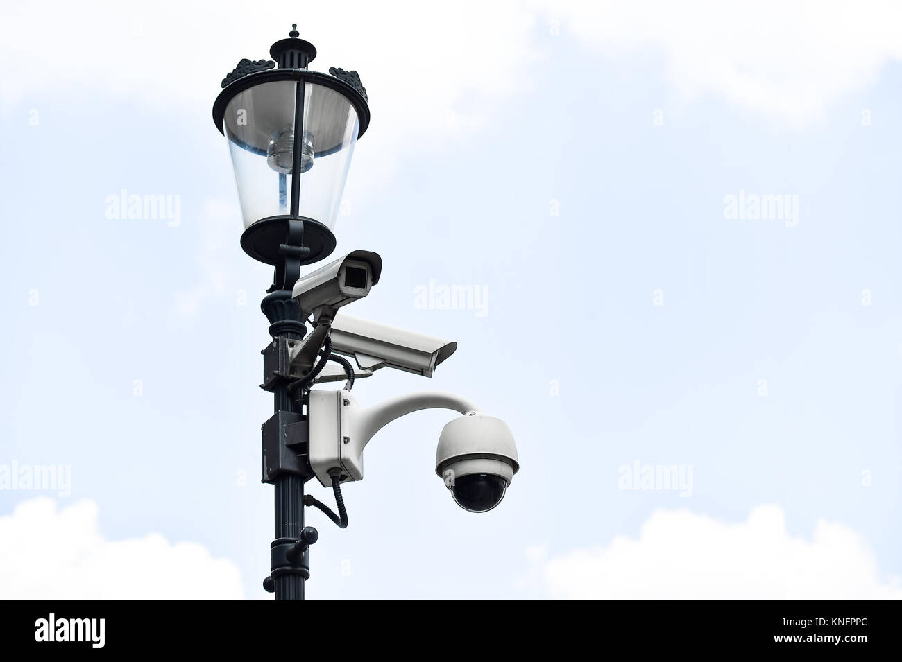 Videocamera di sorveglianza installata su un palo di illuminazione Foto Stock