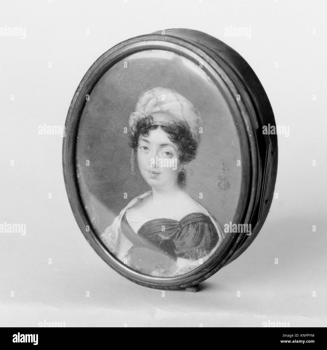 Questa scatola dei primi anni del XIX secolo contiene un ritratto di una donna ed è realizzata con legno, conchiglia di tartaruga, oro, avorio e vetro, combinazione di arte decorativa e funzionalità. Foto Stock