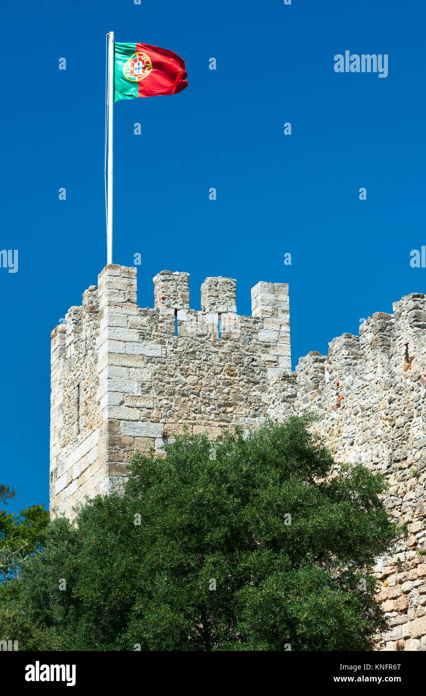 Nazionale bandiera portoghese battenti su St George Castle, Lisbona, Portogallo, dell'Europa. Foto Stock