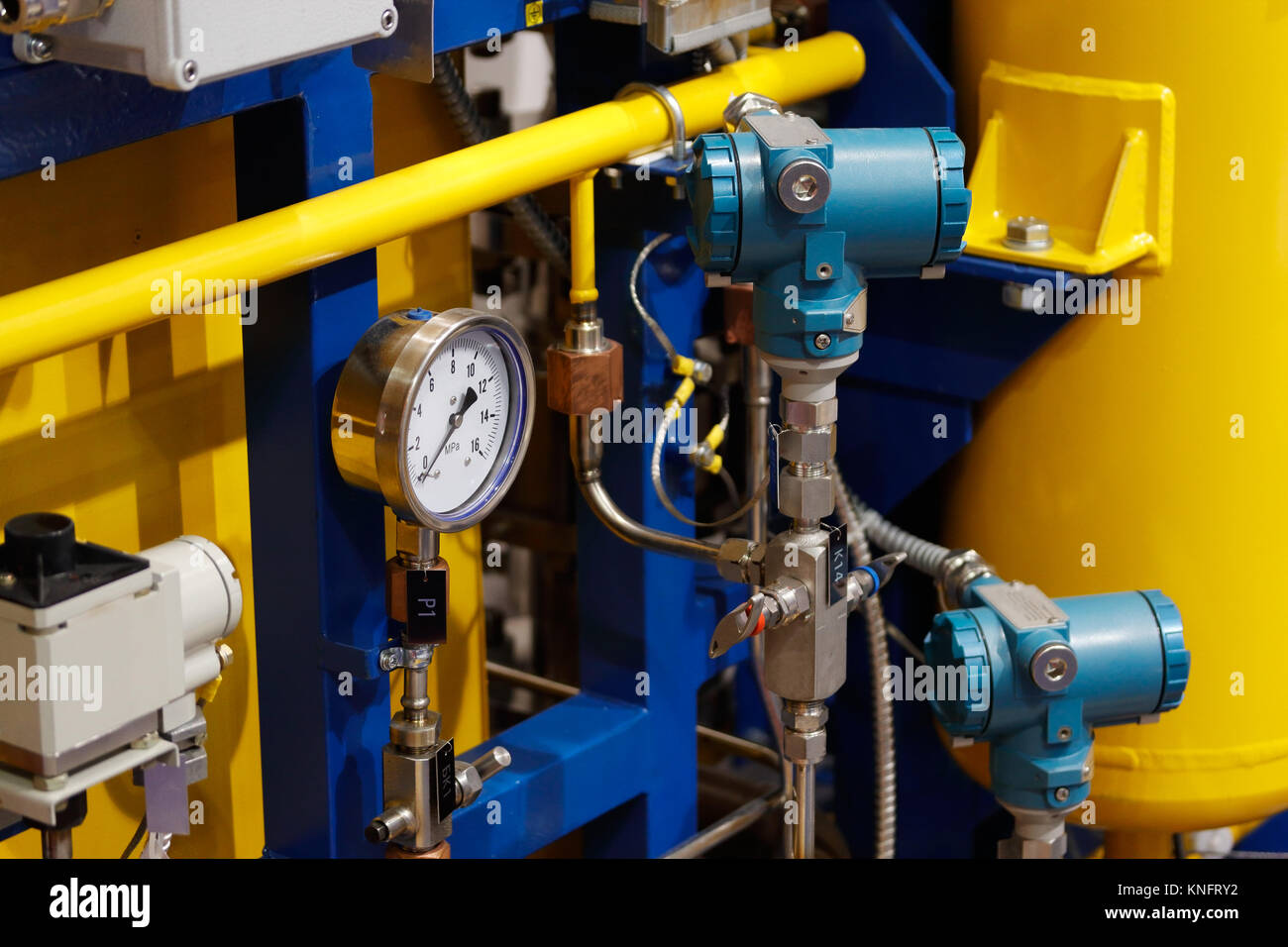 Industriali apparecchiature tecnologiche con tubi e manometri. Foto Stock
